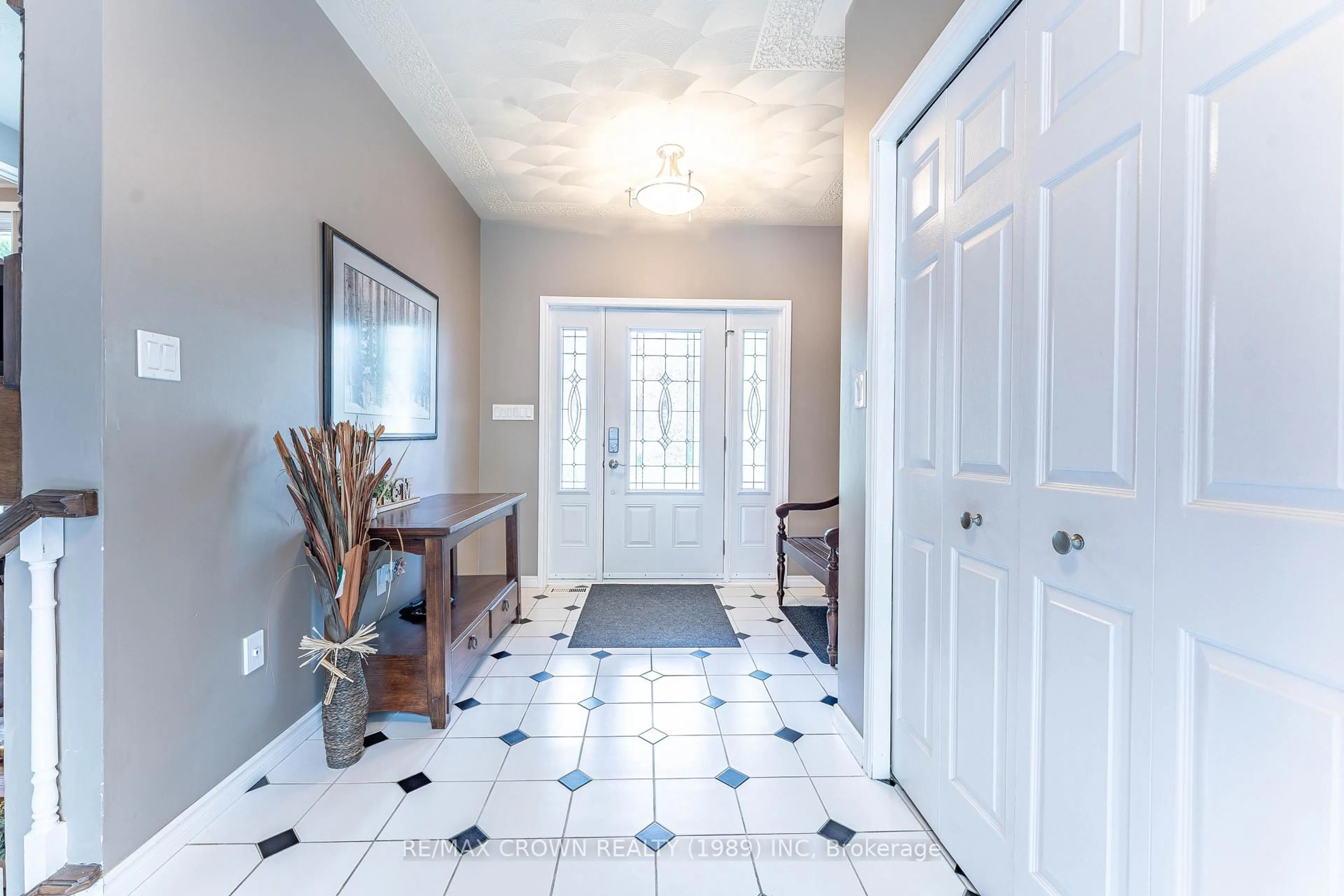 Indoor entryway for 309 Pearce St, North Bay Ontario P1C 1K5