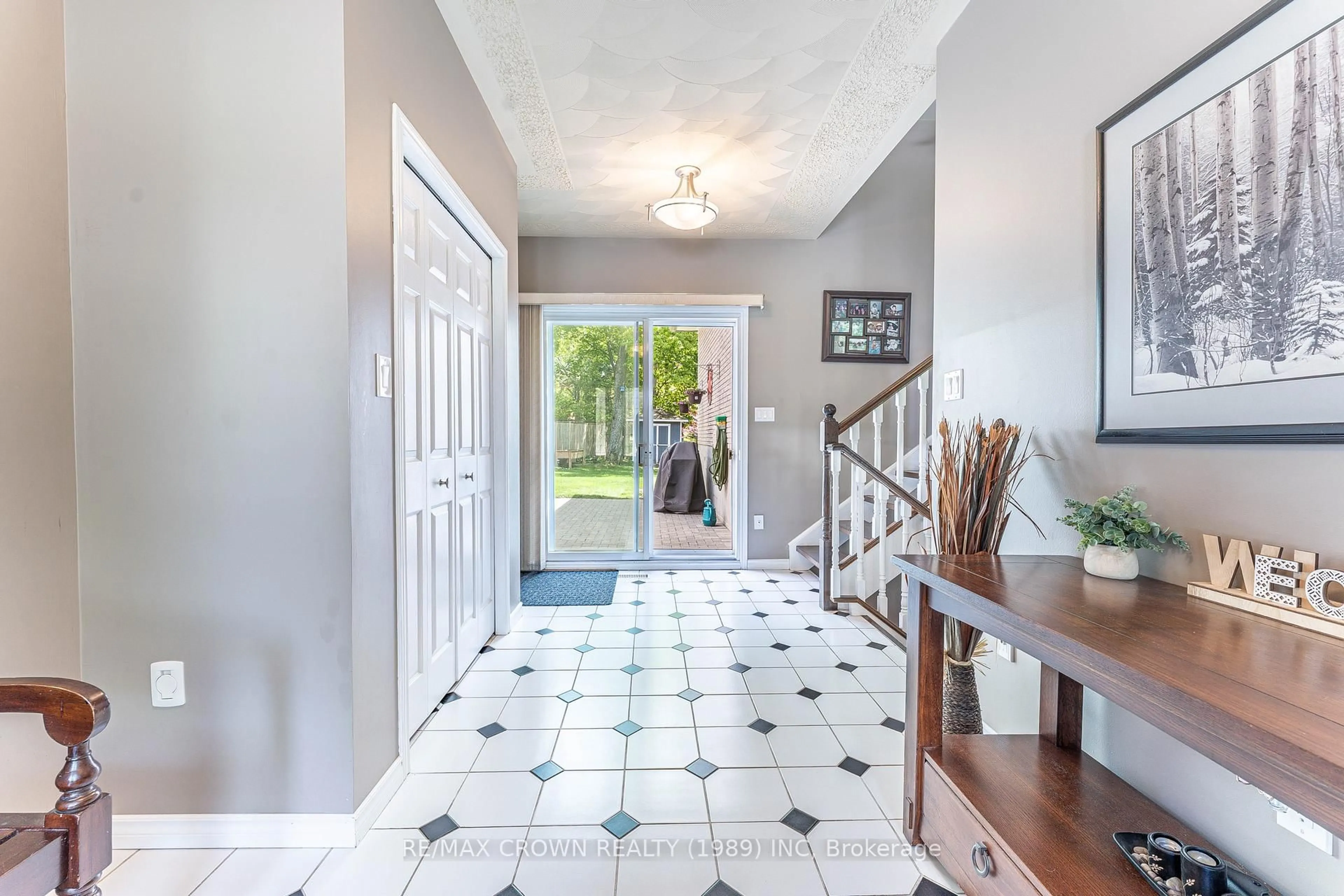 Indoor entryway for 309 Pearce St, North Bay Ontario P1C 1K5
