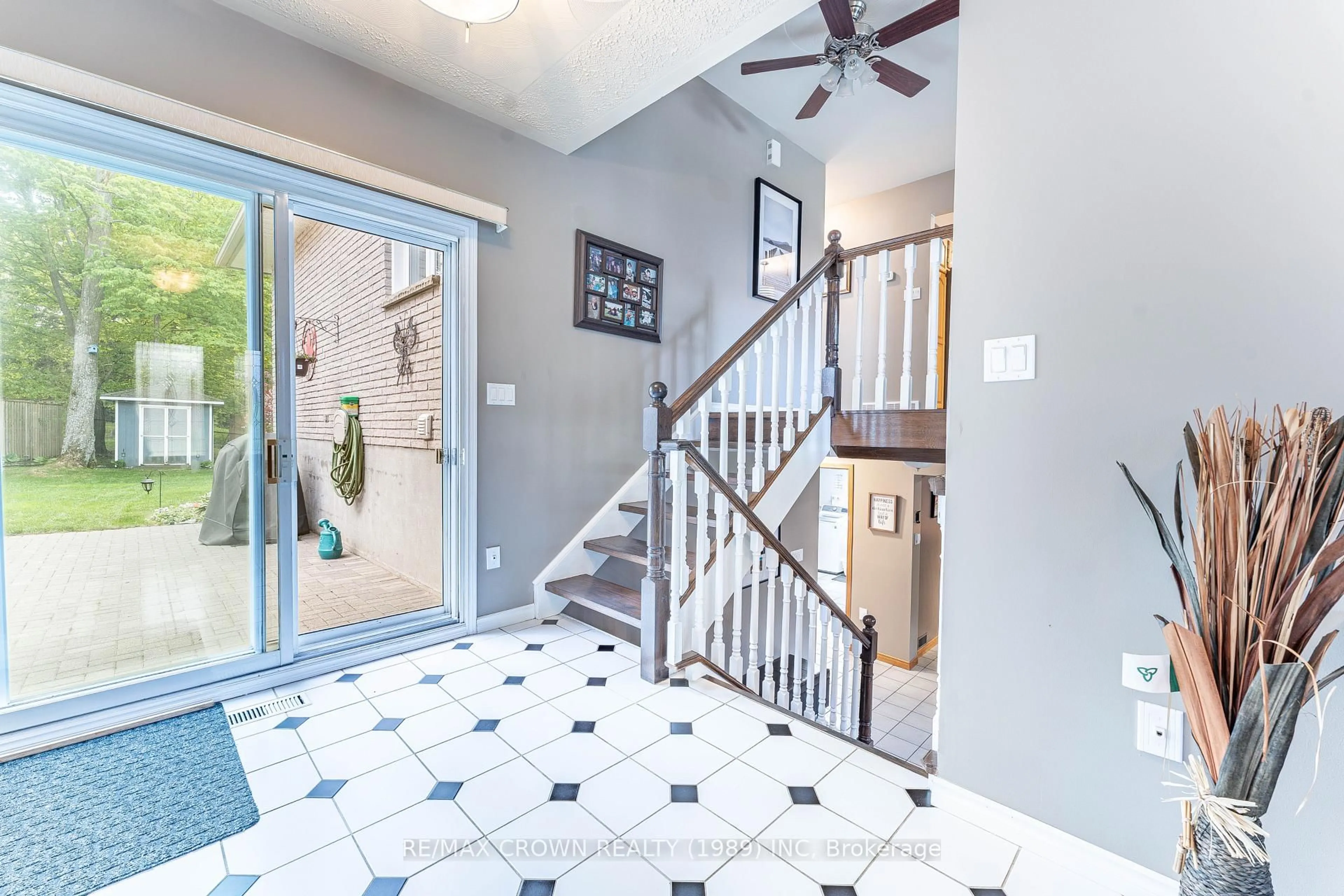 Indoor entryway for 309 Pearce St, North Bay Ontario P1C 1K5