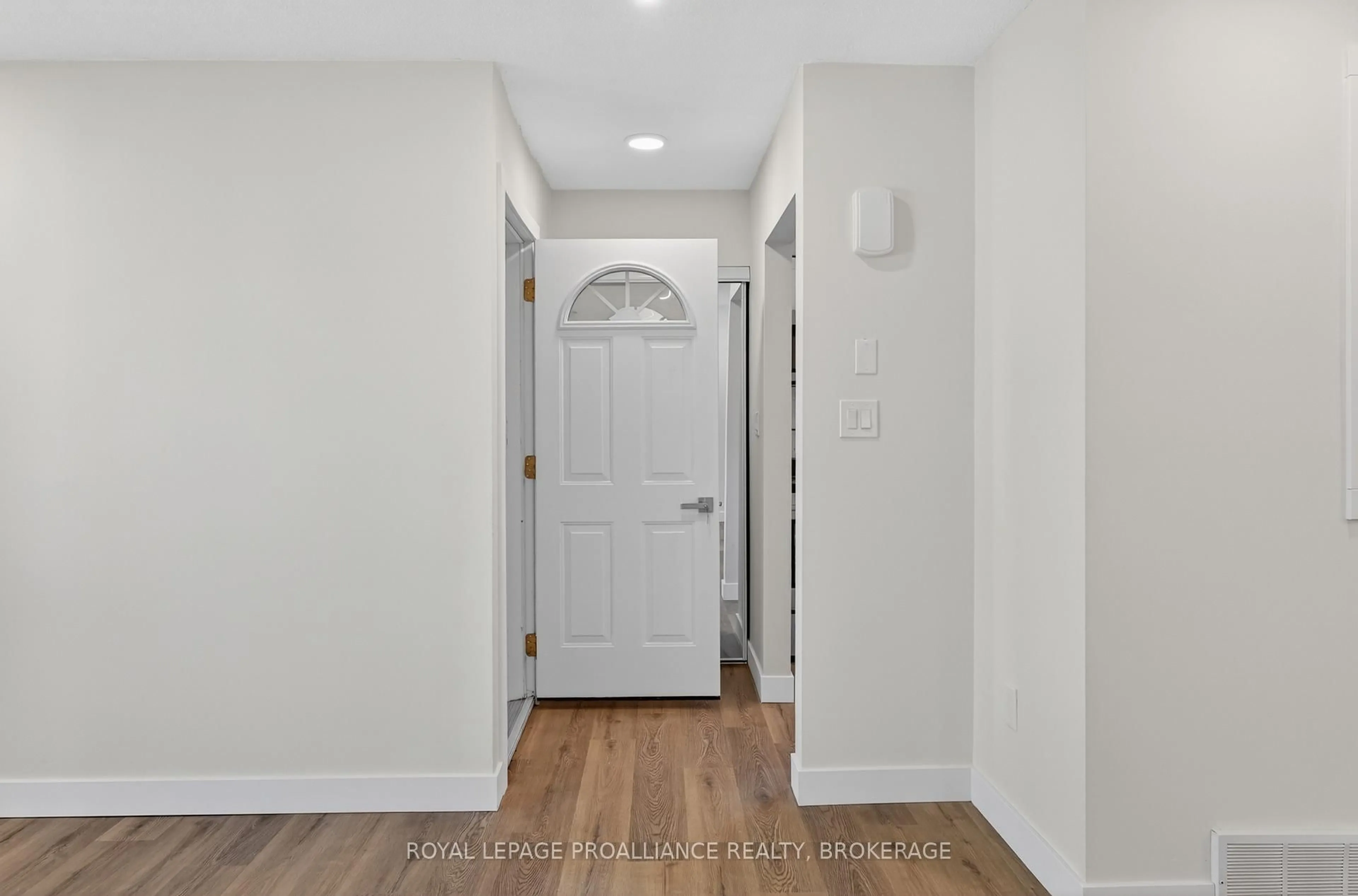 Indoor entryway for 1088 Pinewood Pl, Kingston Ontario K7P 1L1