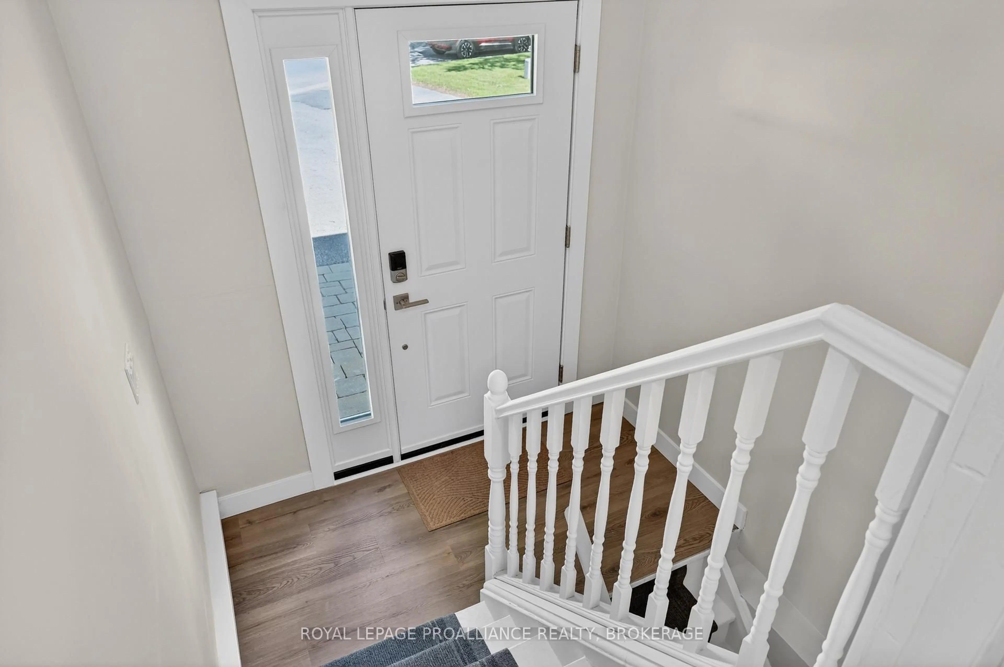 Indoor entryway for 1088 Pinewood Pl, Kingston Ontario K7P 1L1