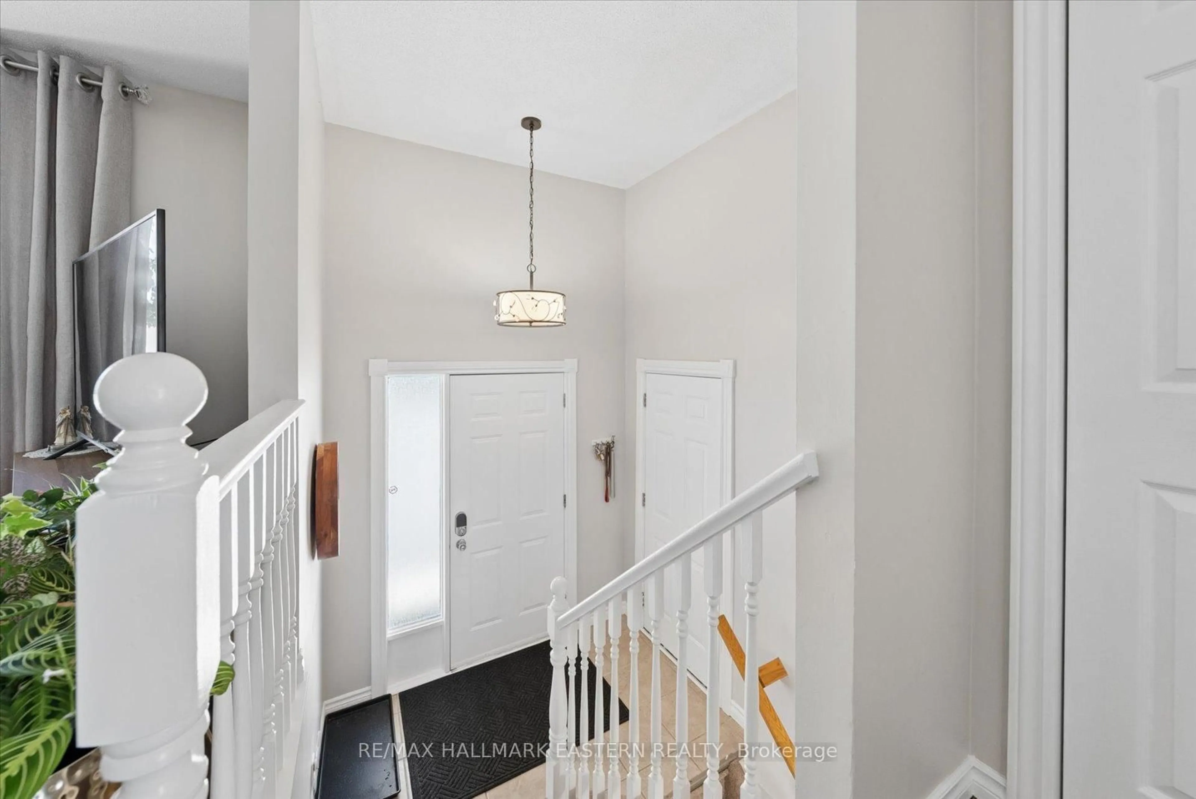 Indoor entryway for 2538 Foxmeadow Rd, Peterborough Ontario K9L 1X2