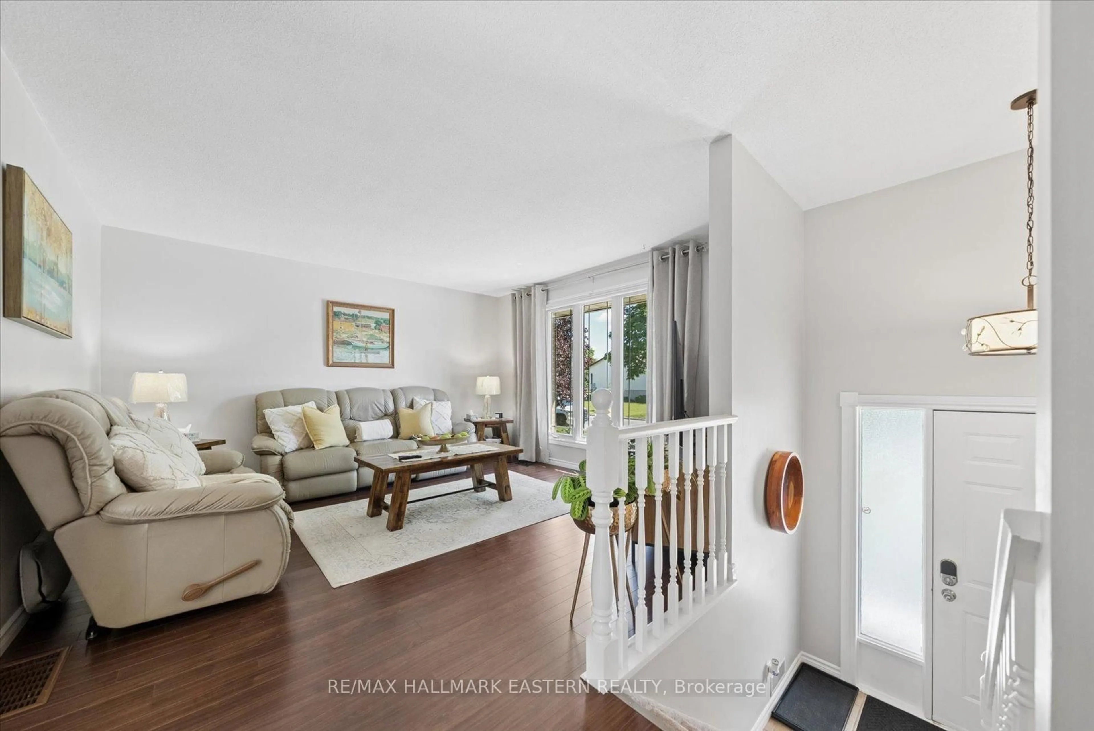 Living room with furniture, unknown for 2538 Foxmeadow Rd, Peterborough Ontario K9L 1X2