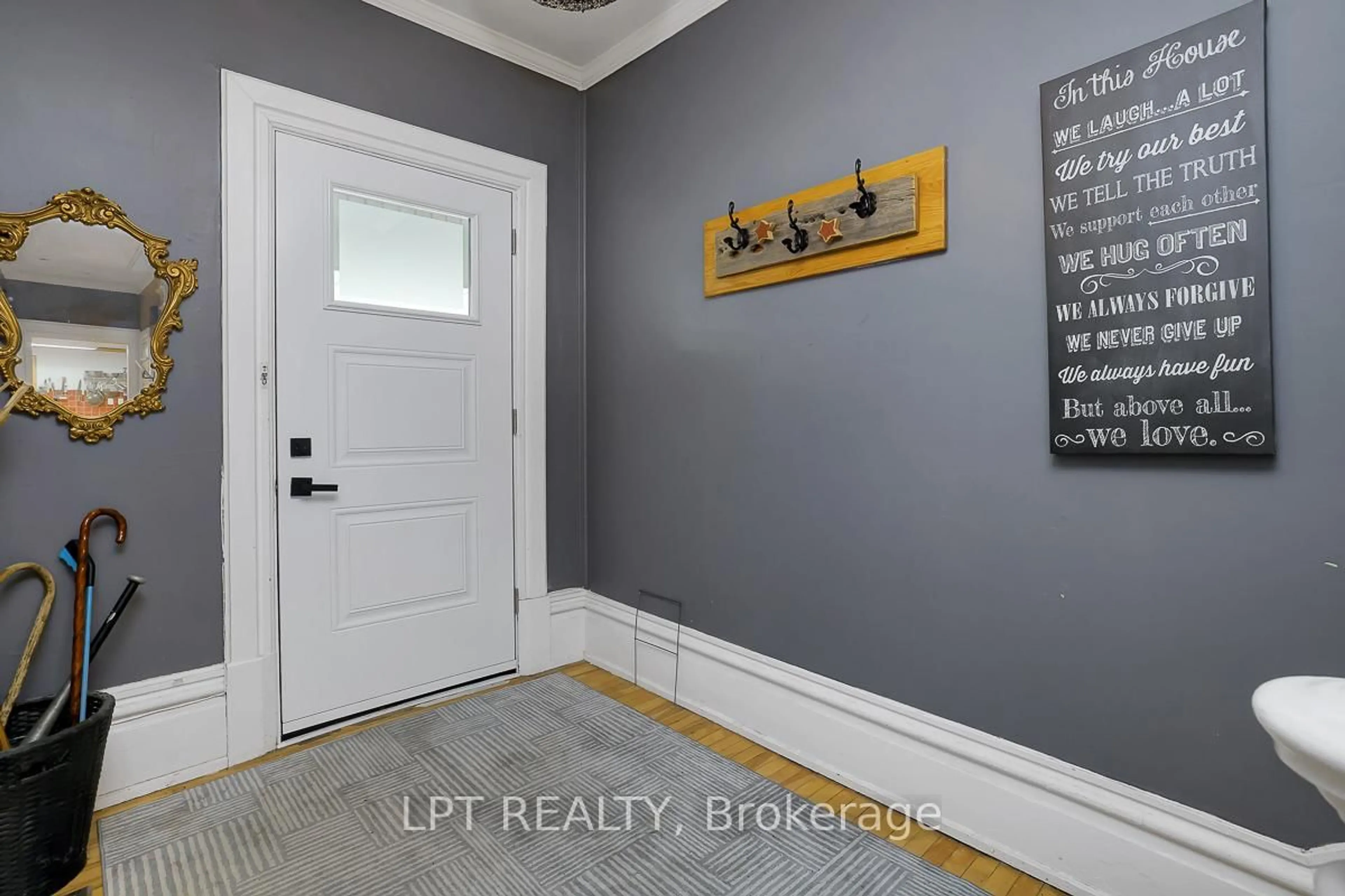 Indoor entryway for 8197 Victoria St, Metcalfe Ontario K0A 2P0