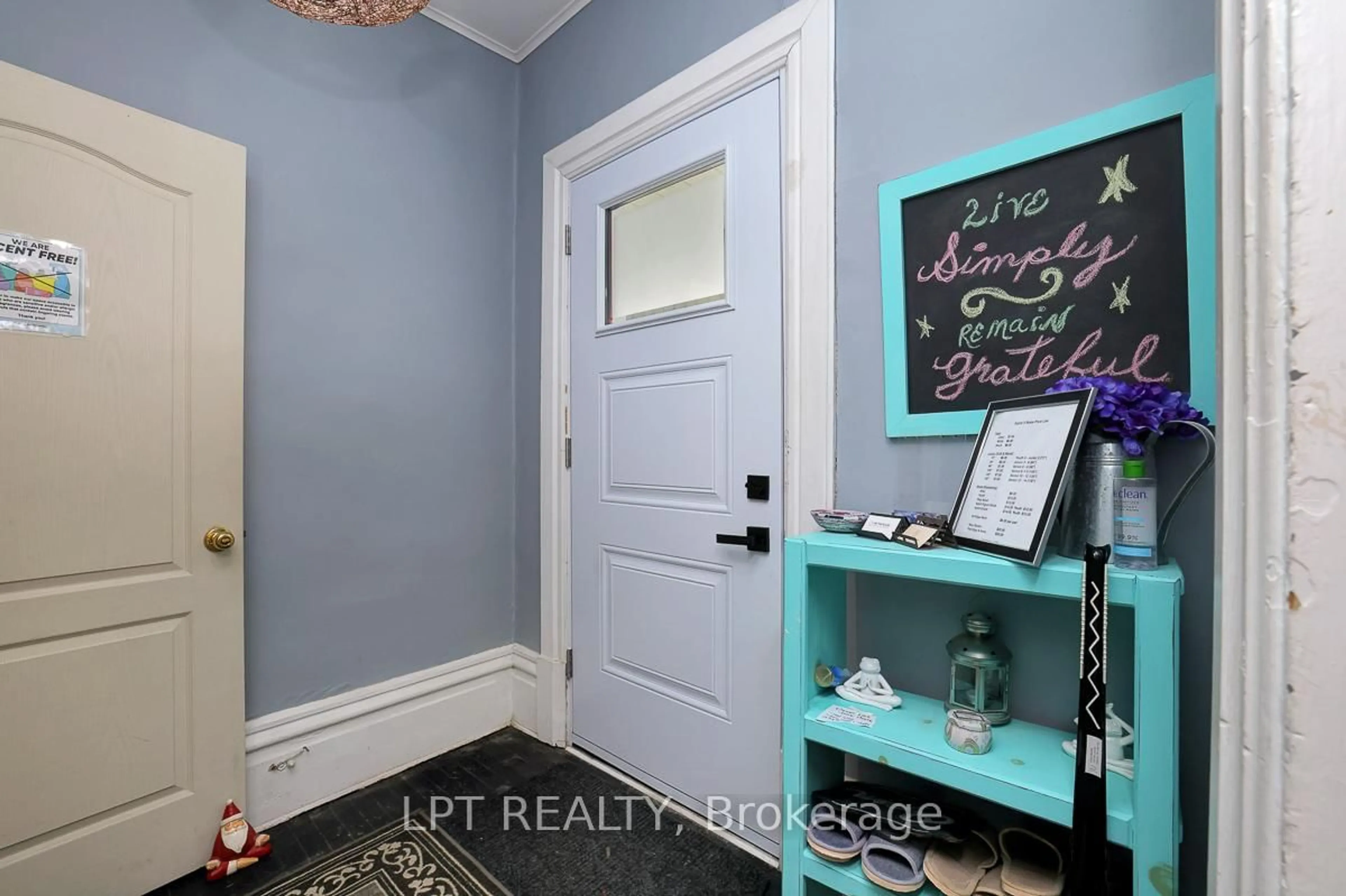 Indoor entryway for 8197 Victoria St, Metcalfe Ontario K0A 2P0