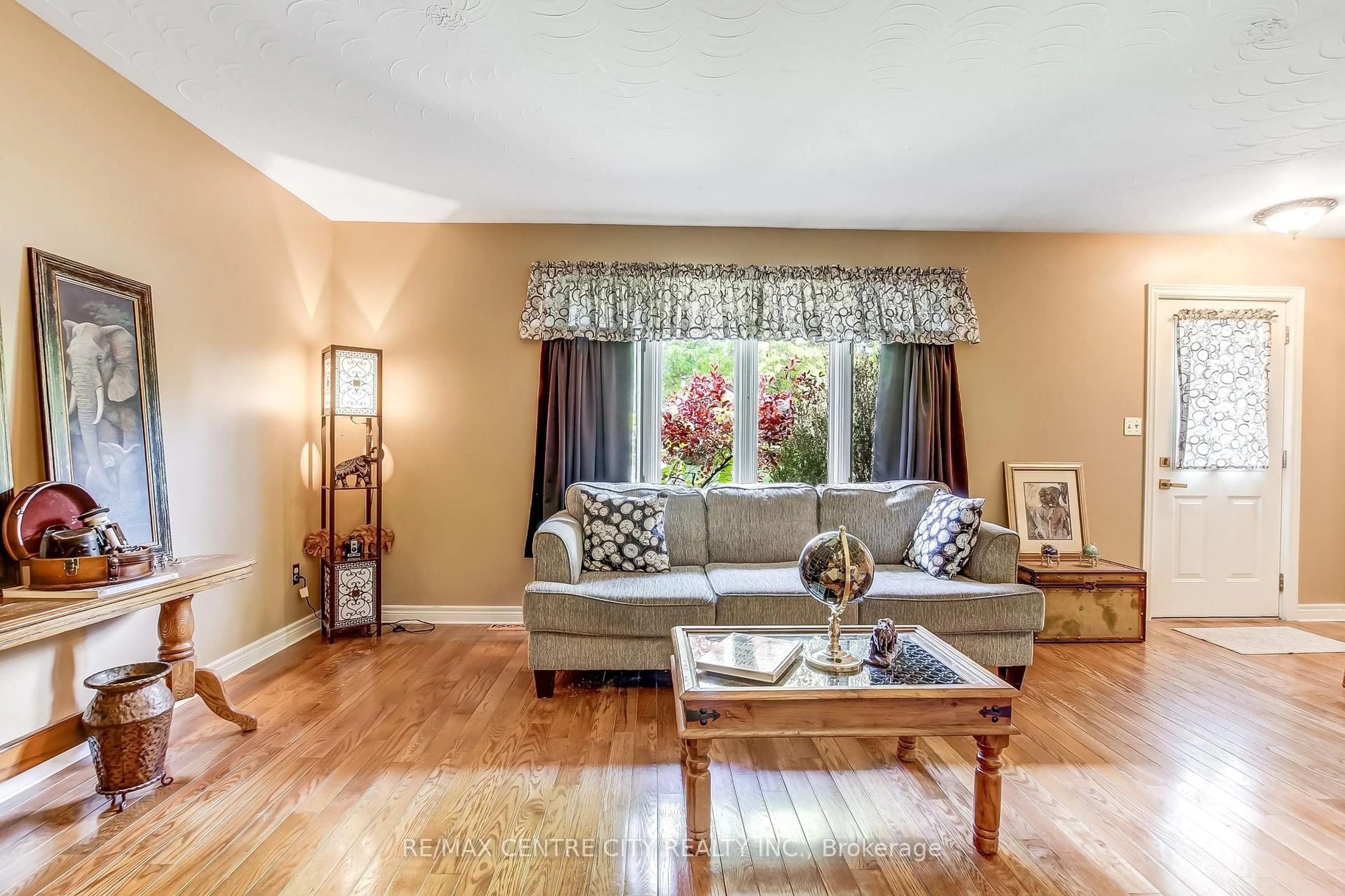Living room with furniture, wood/laminate floor for 11 Willow St, St. Thomas Ontario N5R 5Z7