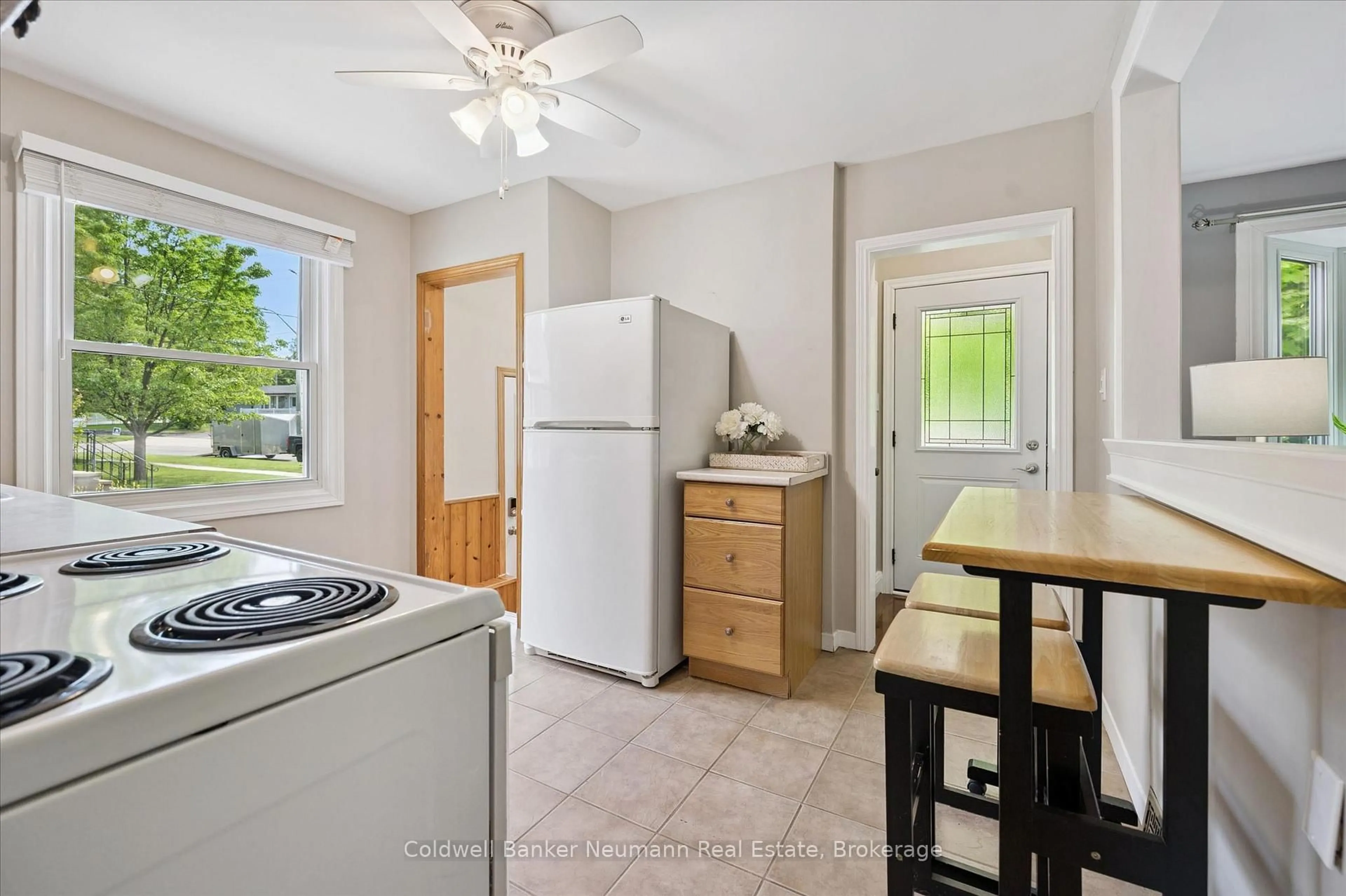 Standard kitchen, unknown for 153 Winston Blvd, Cambridge Ontario N3C 1M1