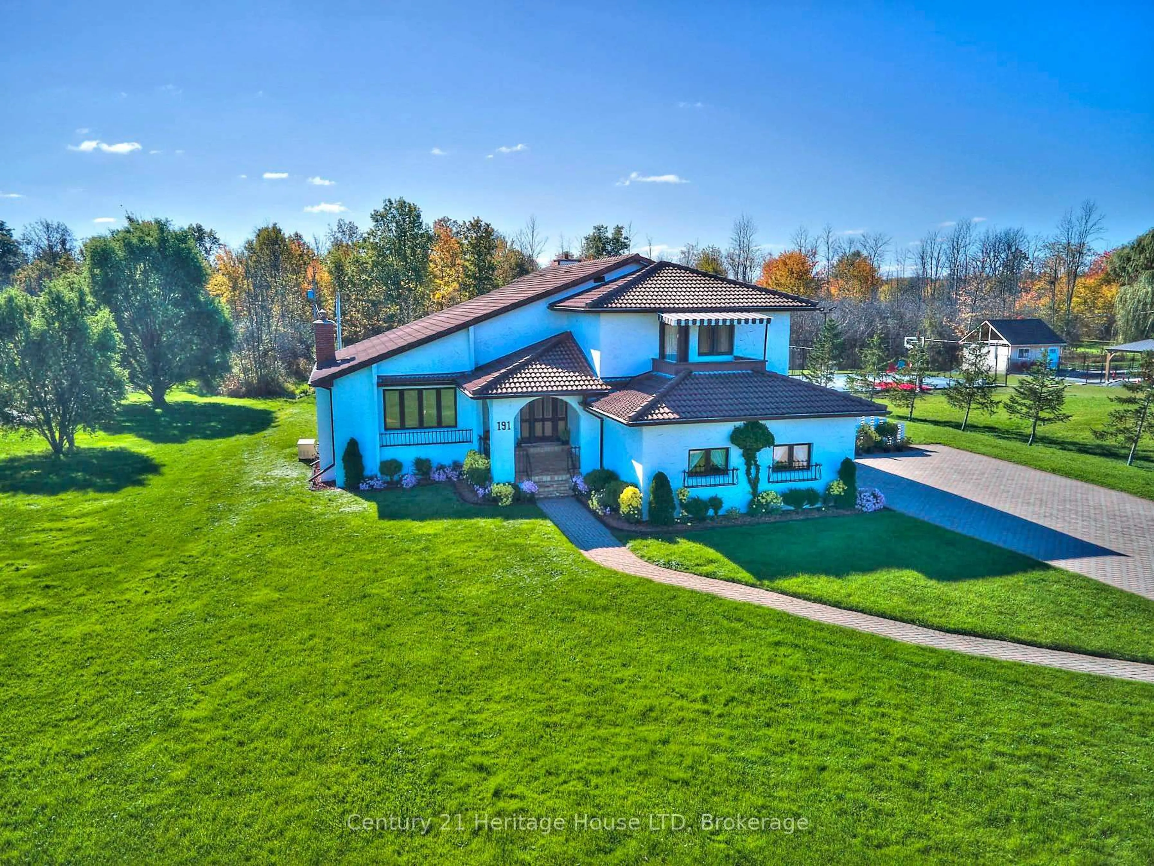 A pic from outside/outdoor area/front of a property/back of a property/a pic from drone, unknown for 191 Cairns Cres, Fort Erie Ontario L2A 5M4