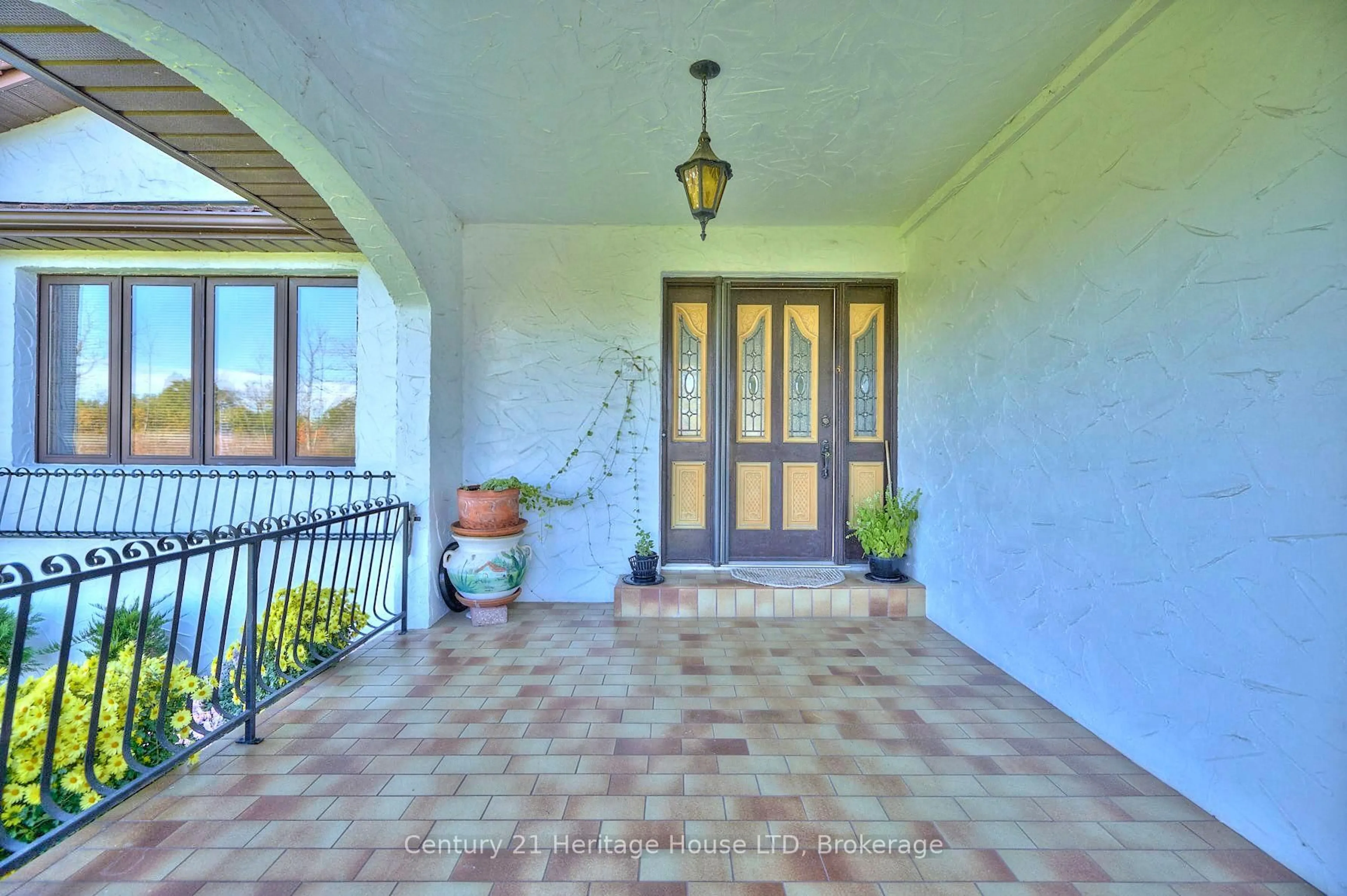 Indoor foyer for 191 Cairns Cres, Fort Erie Ontario L2A 5M4