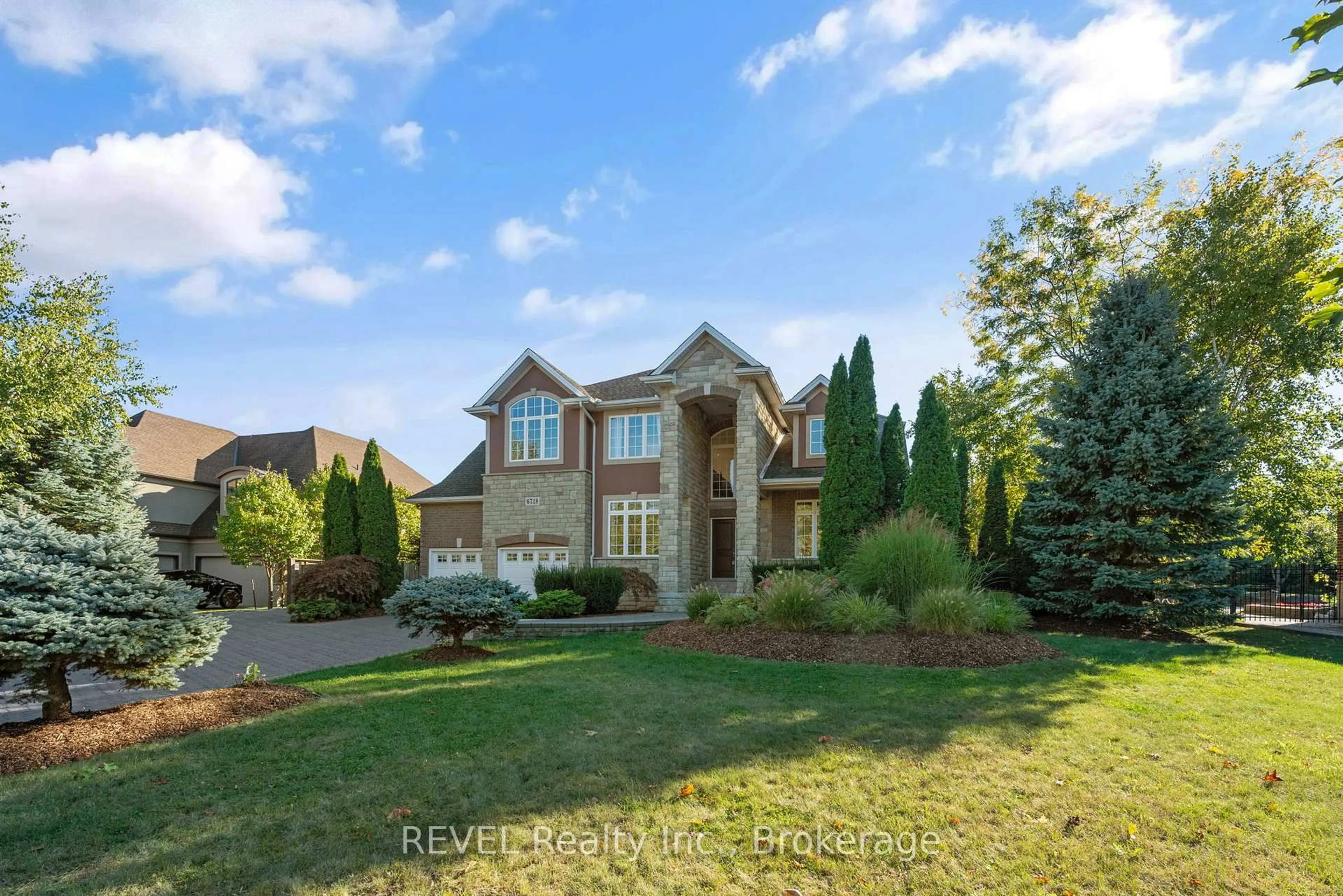 A pic from outside/outdoor area/front of a property/back of a property/a pic from drone, water/lake/river/ocean view for 6718 Domenic Cres, Niagara Falls Ontario L2J 4L5