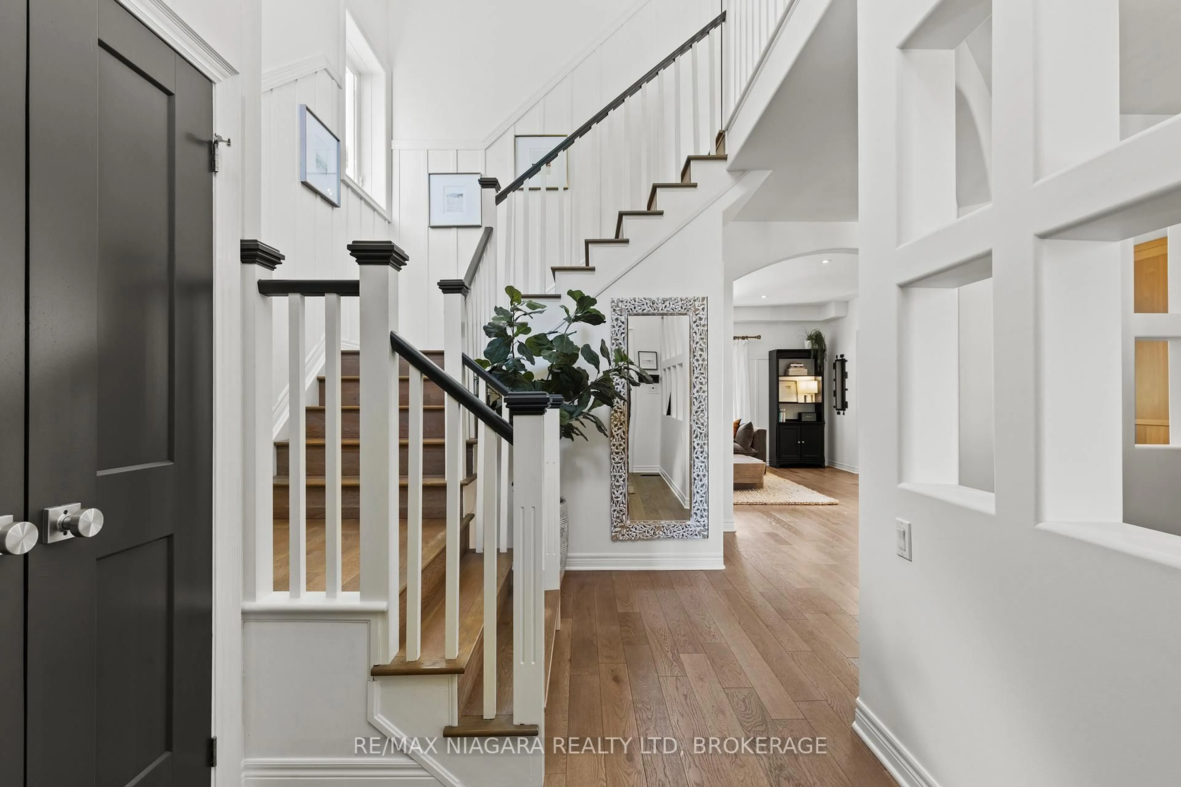 Indoor entryway for 3 Fisher Dr, Niagara-on-the-Lake Ontario L0S 1T0