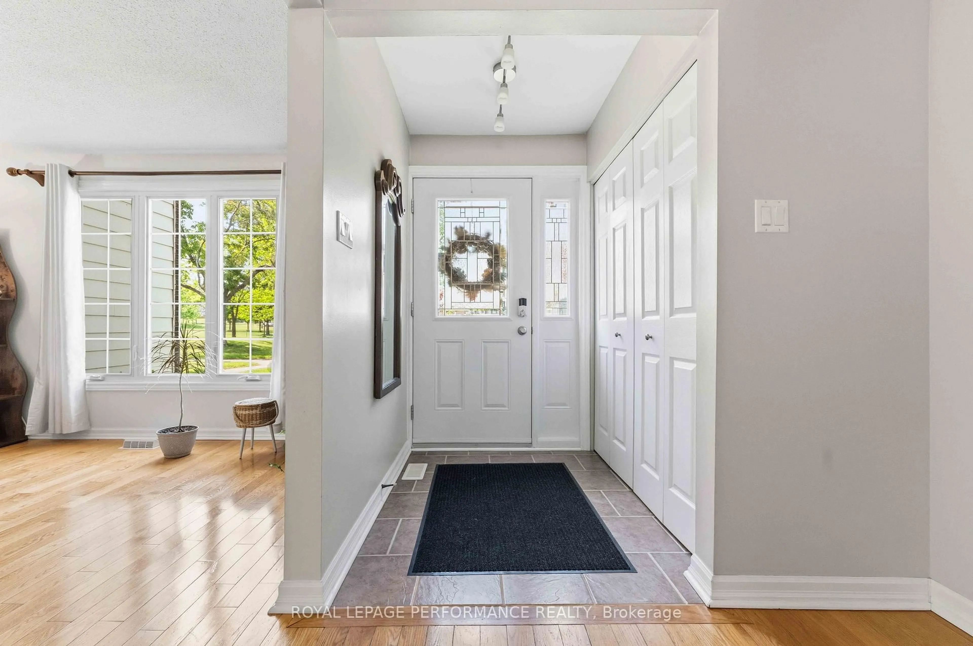 Indoor entryway for 2051 Jasmine Cres #5, Ottawa Ontario K1J 7W2
