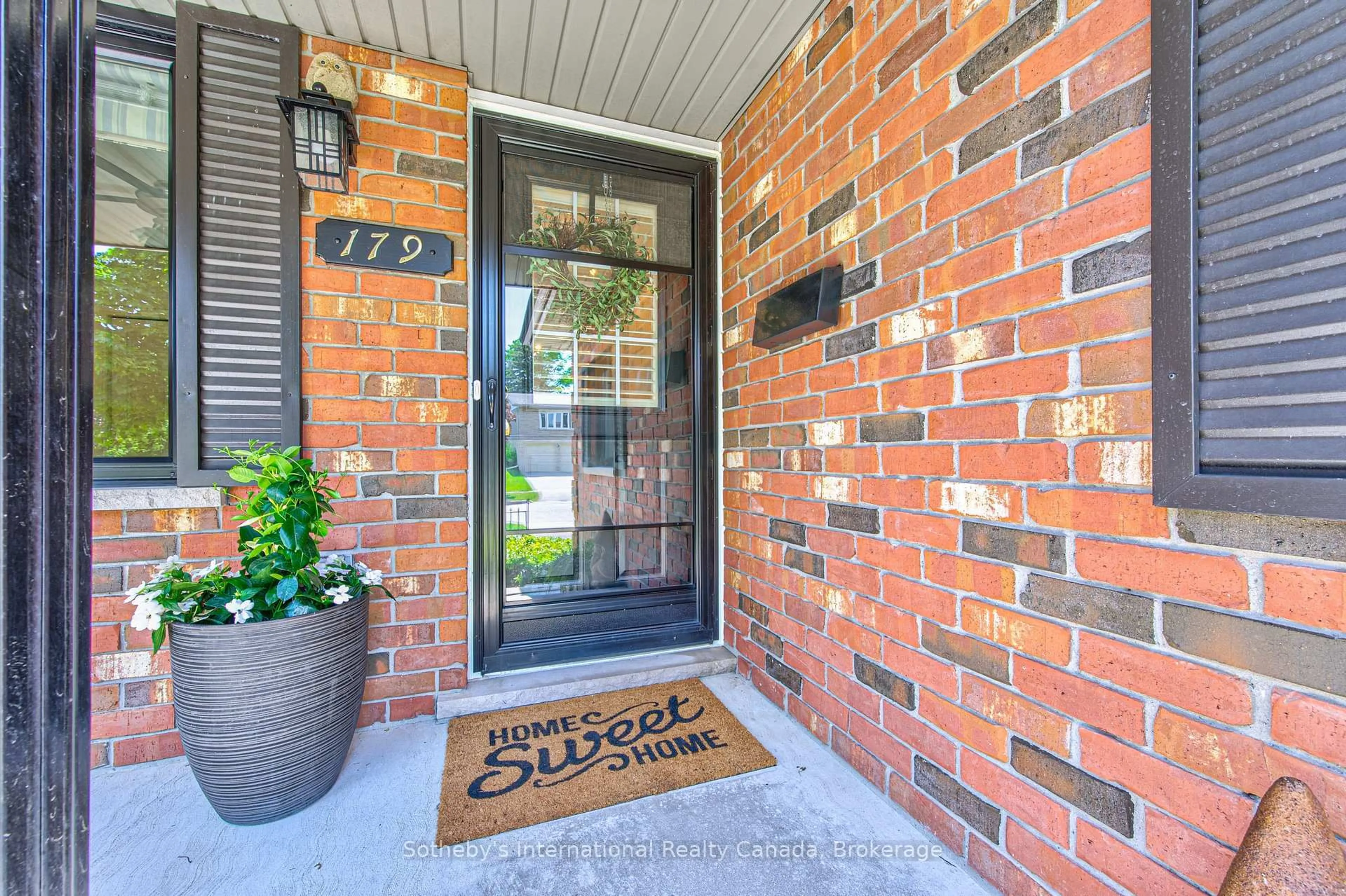 Indoor entryway for 179 Westchester Dr, Kitchener Ontario N2B 3M8