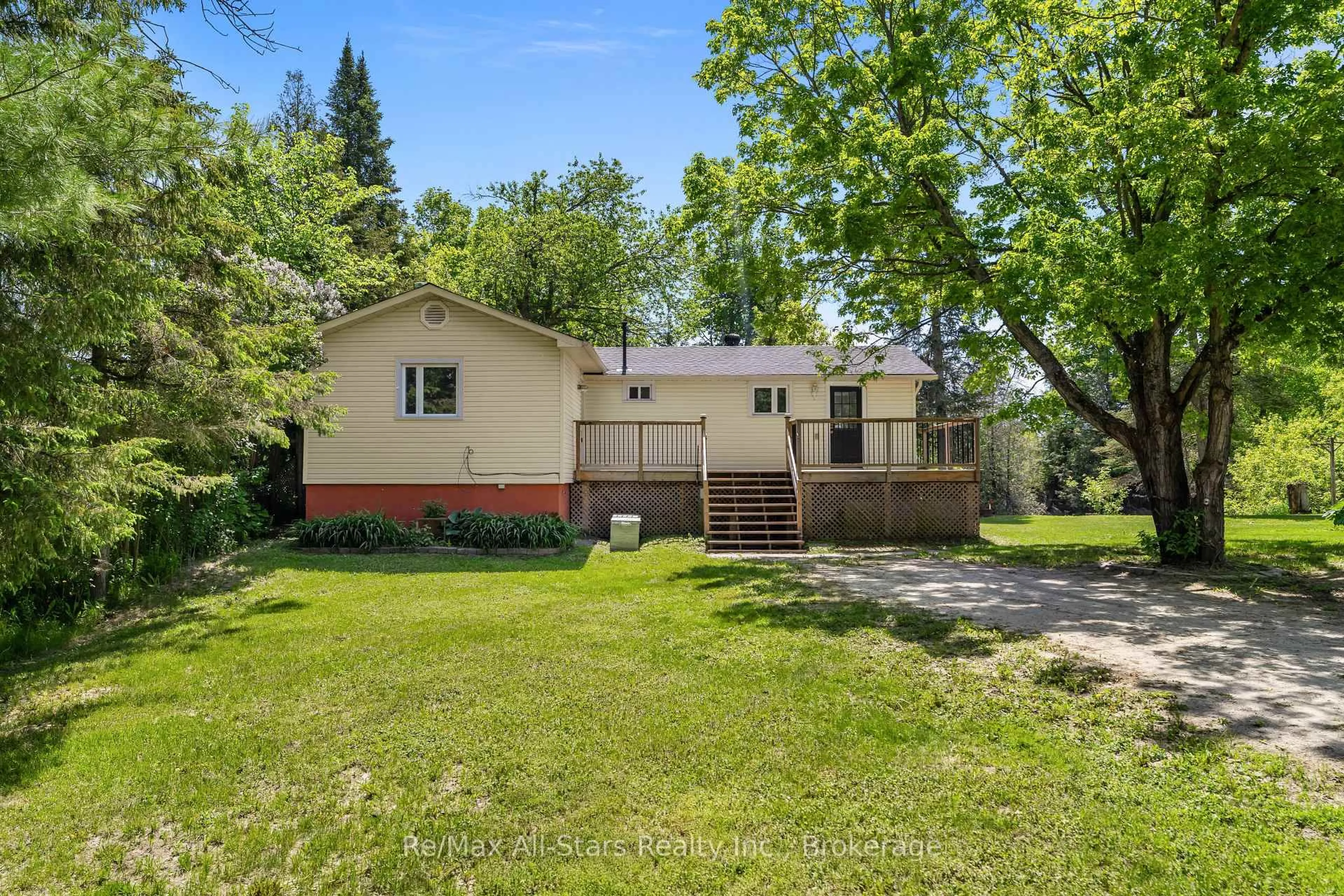 A pic from outside/outdoor area/front of a property/back of a property/a pic from drone, street for 60 Reed Blvd, Kawartha Lakes Ontario K0M 1C0