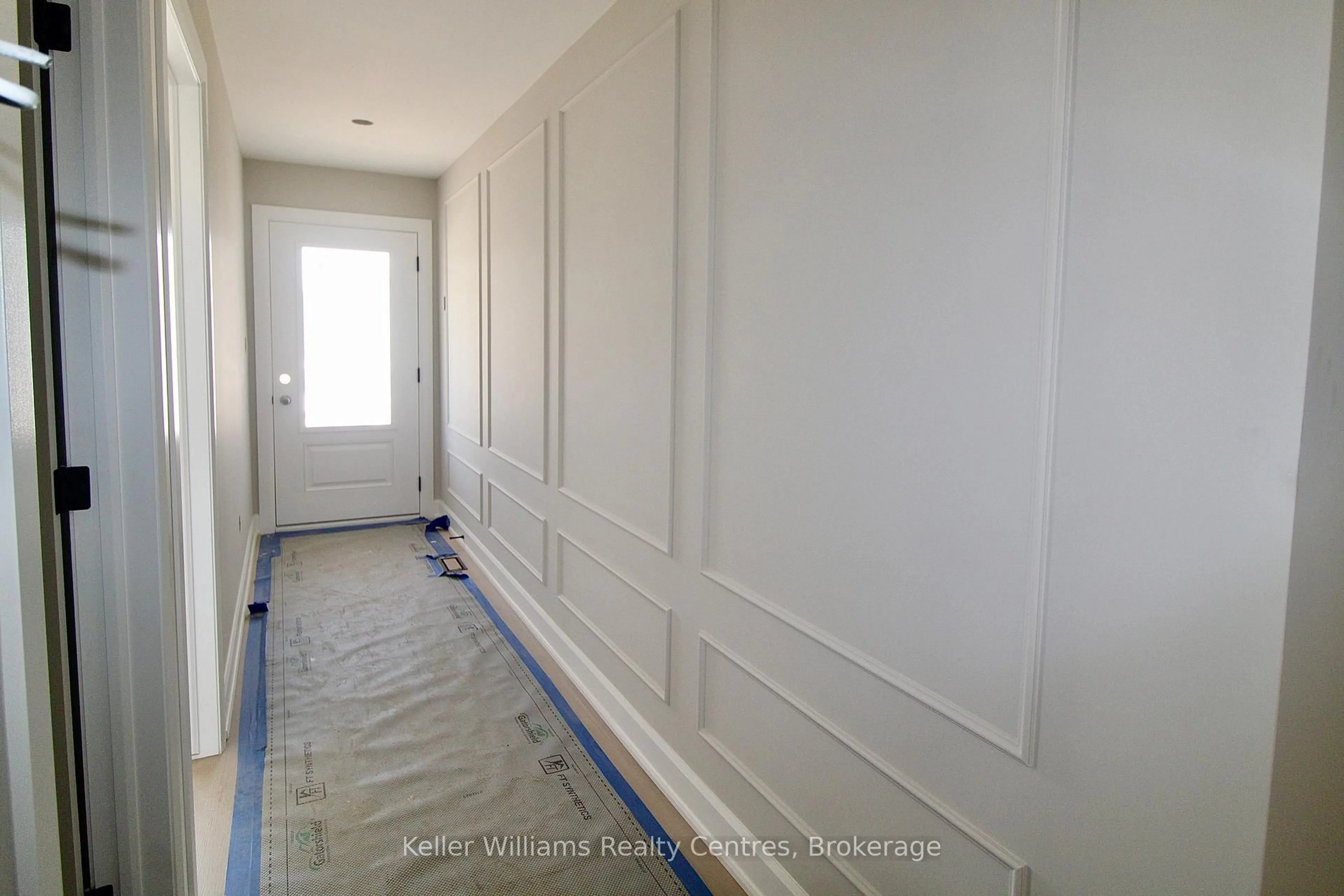 Indoor entryway for 715 18th Street, Hanover Ontario N4N 0C7