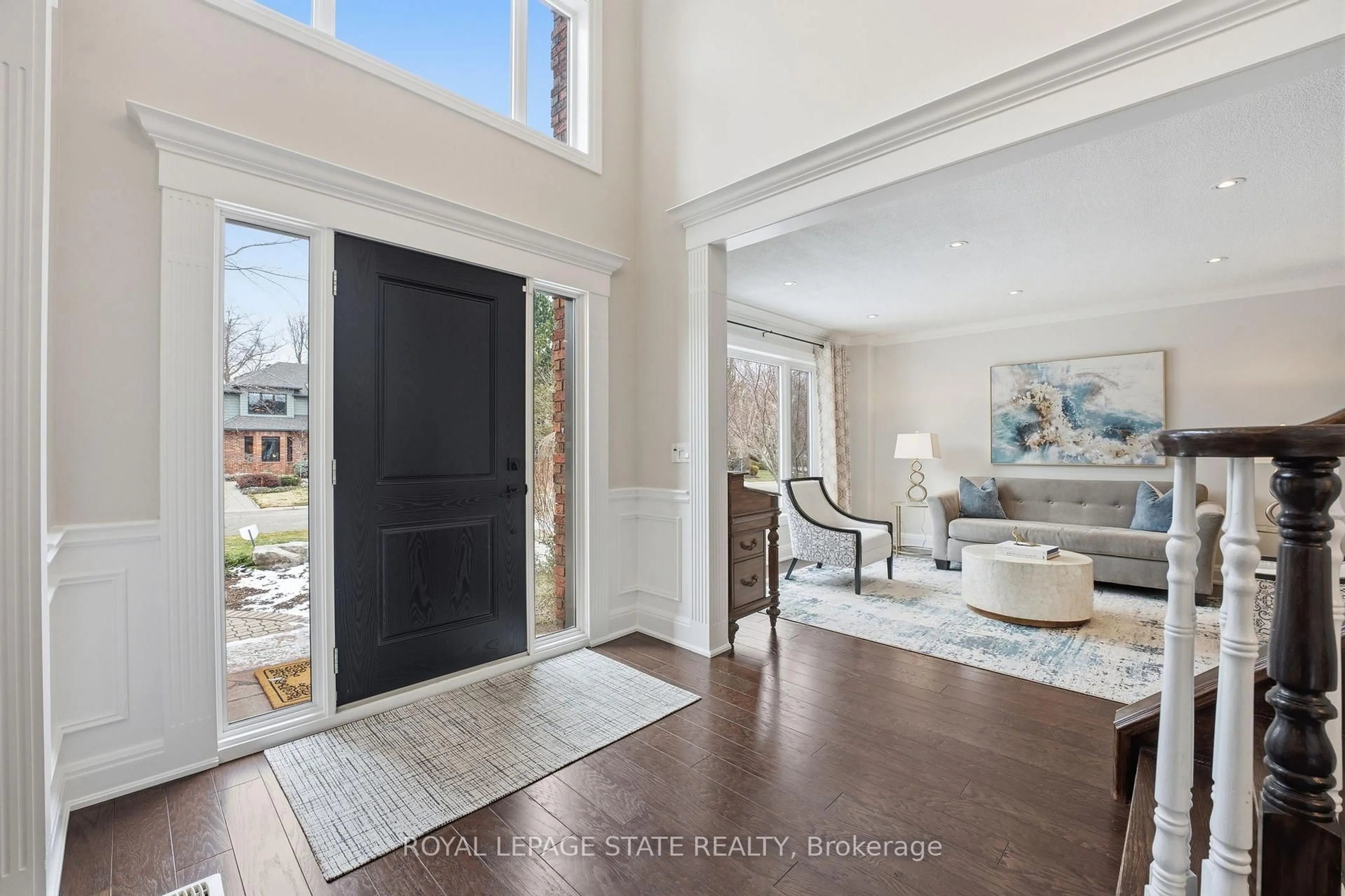 Indoor entryway for 28 DEERVIEW Ave, Hamilton Ontario L9G 4R8