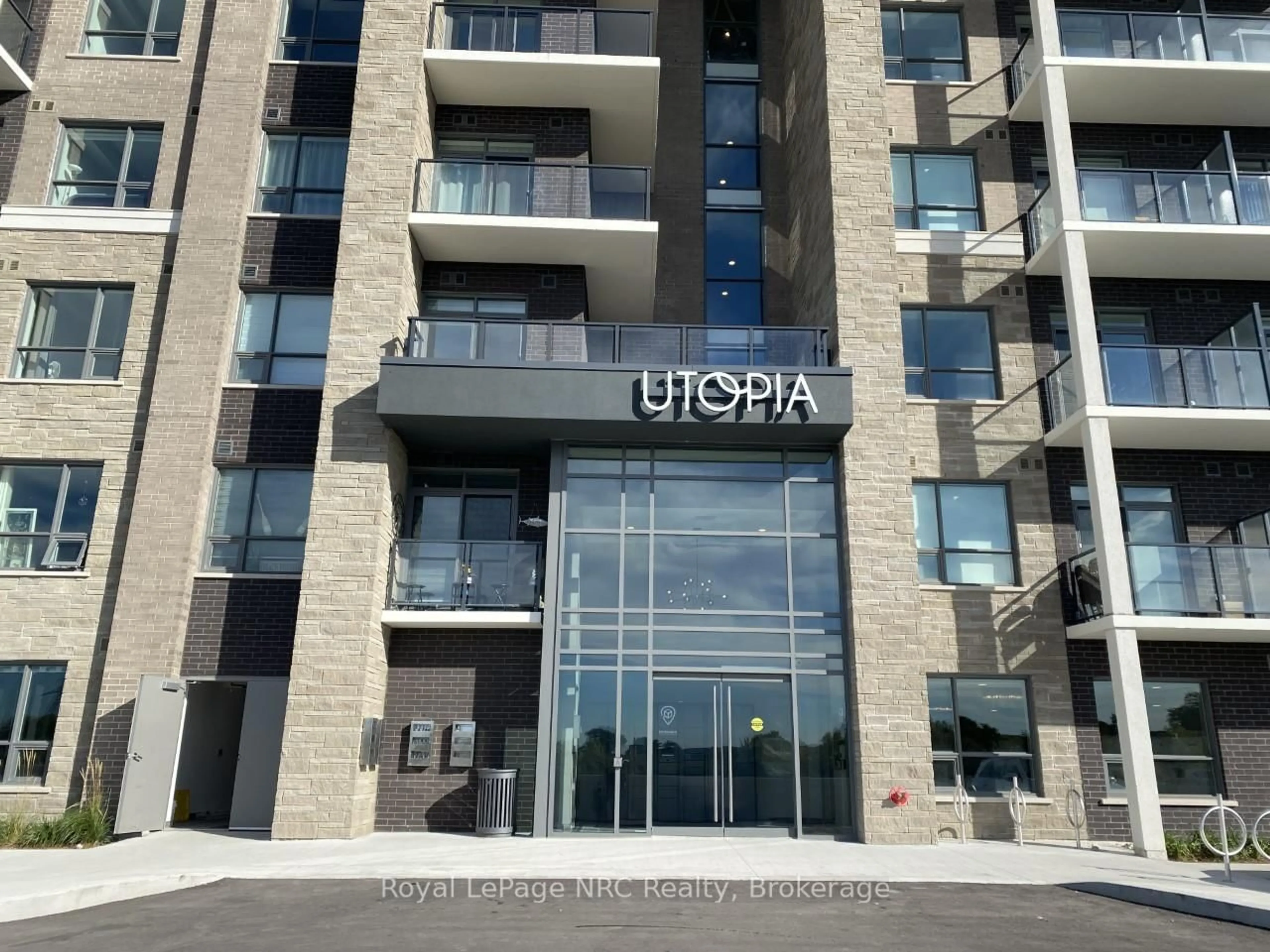 Indoor foyer for 5055 Greenlane Rd #604, Lincoln Ontario L3J 2J3