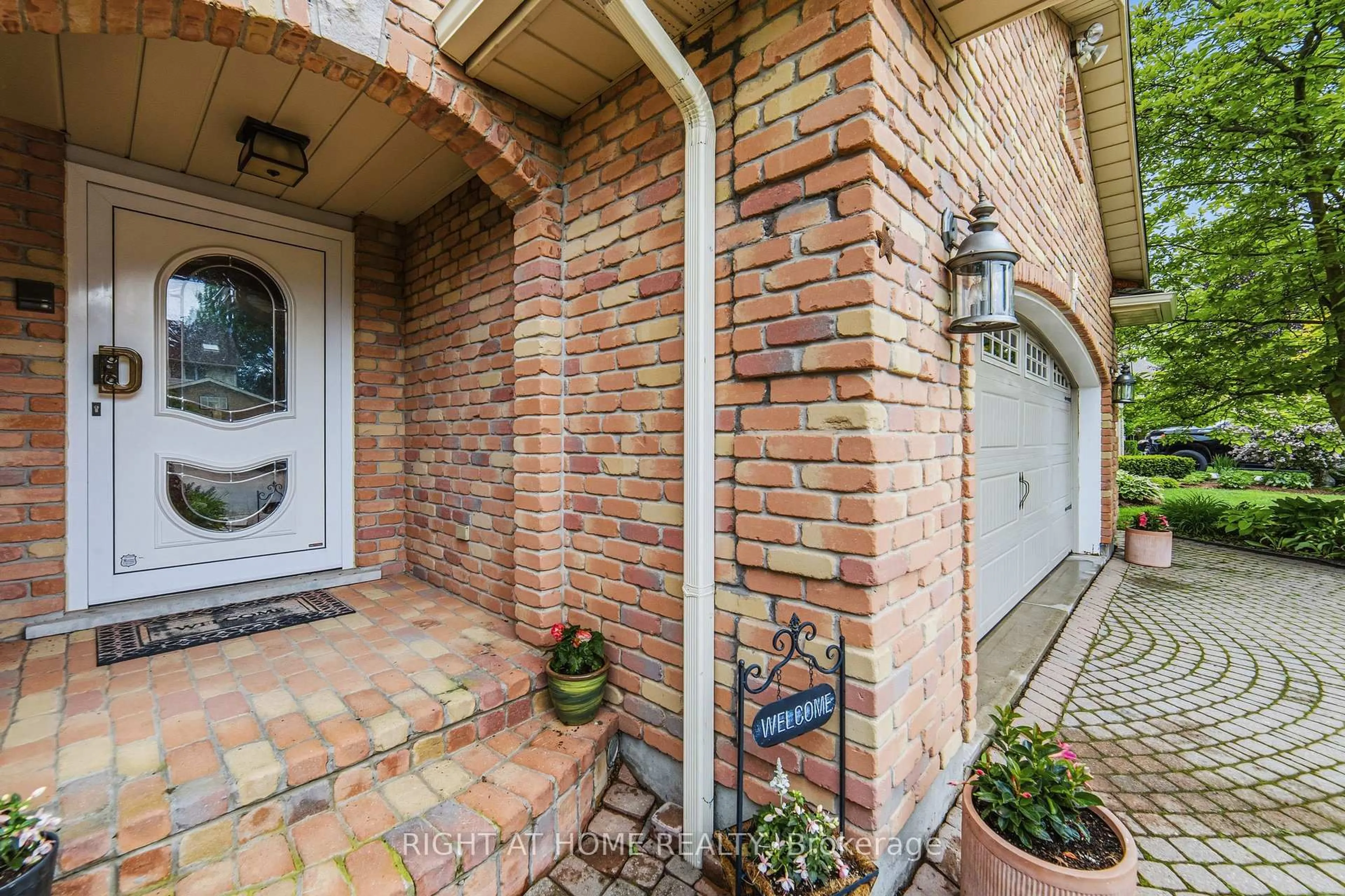 Home with brick exterior material, street for 21 Francis Creek Blvd, St. Catharines Ontario L2W 1B1