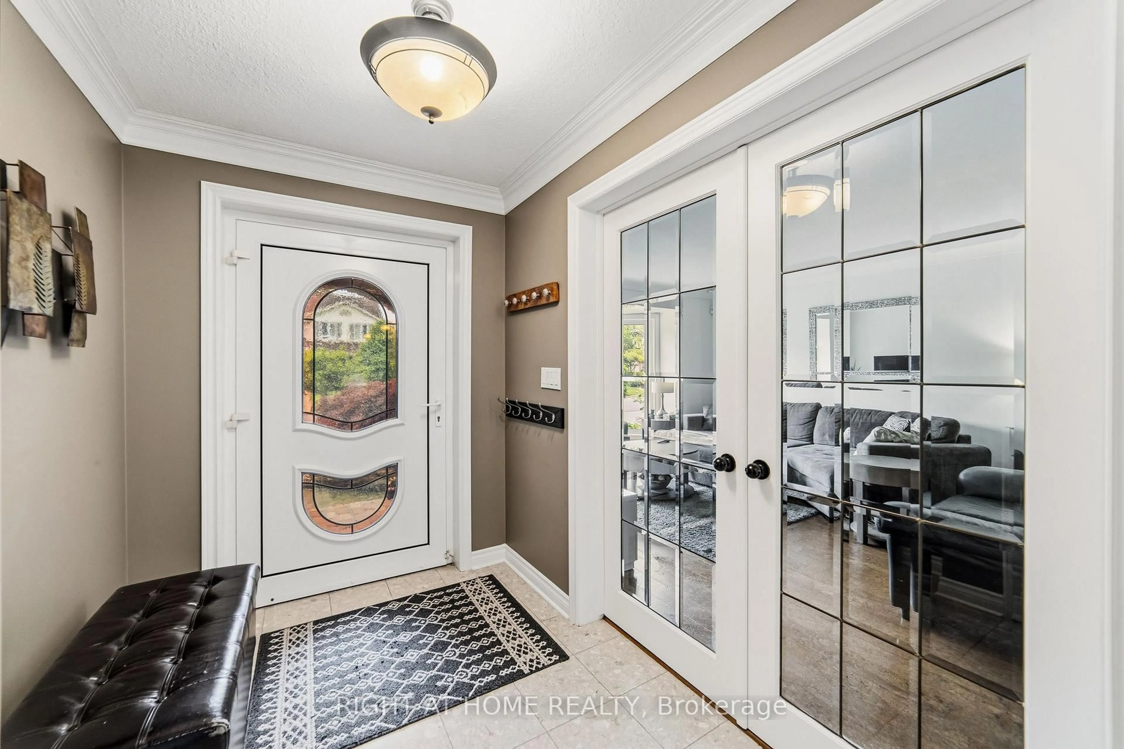 Indoor entryway for 21 Francis Creek Blvd, St. Catharines Ontario L2W 1B1