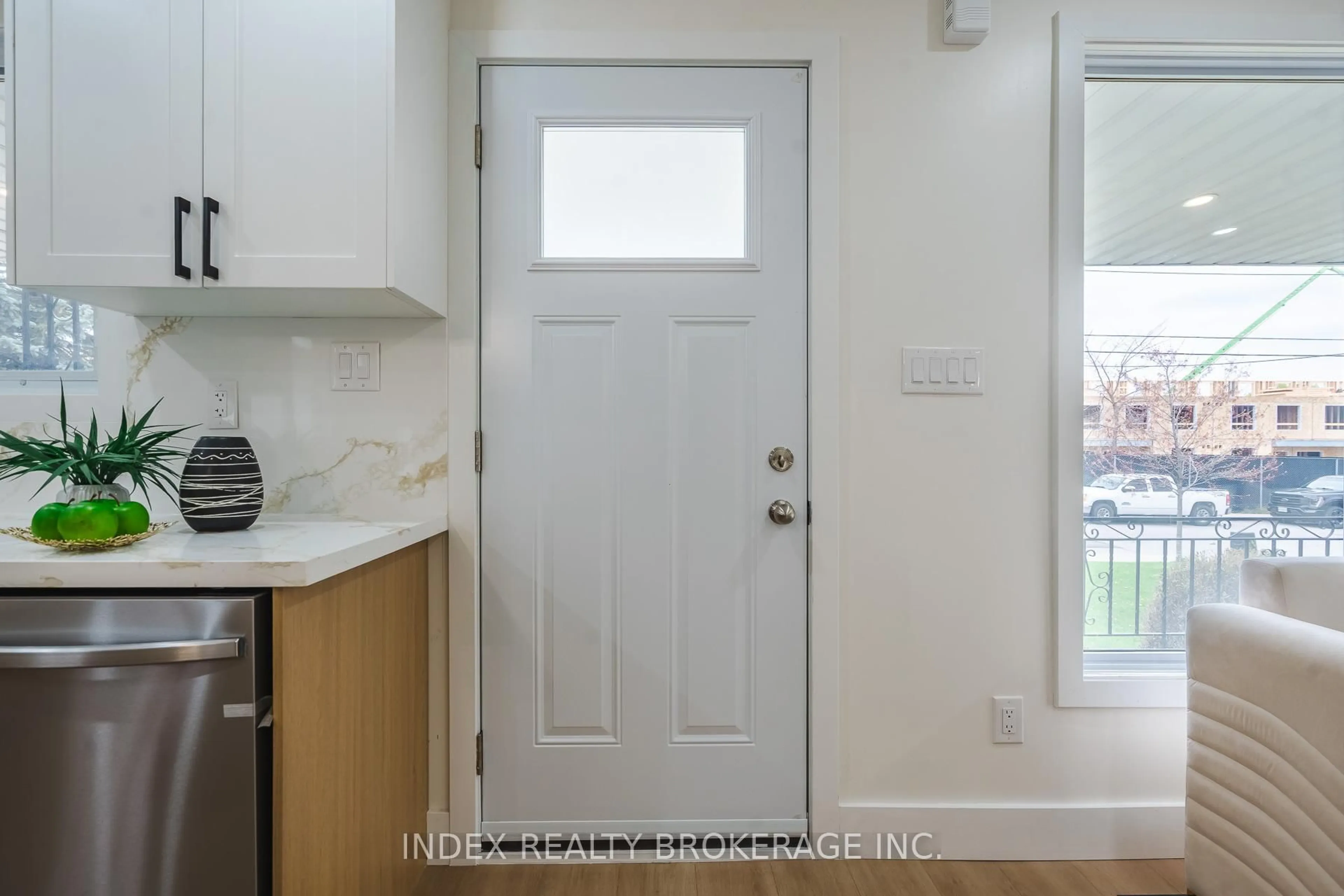 Indoor entryway for 23 Tyrone Dr, Hamilton Ontario L9C 2M6