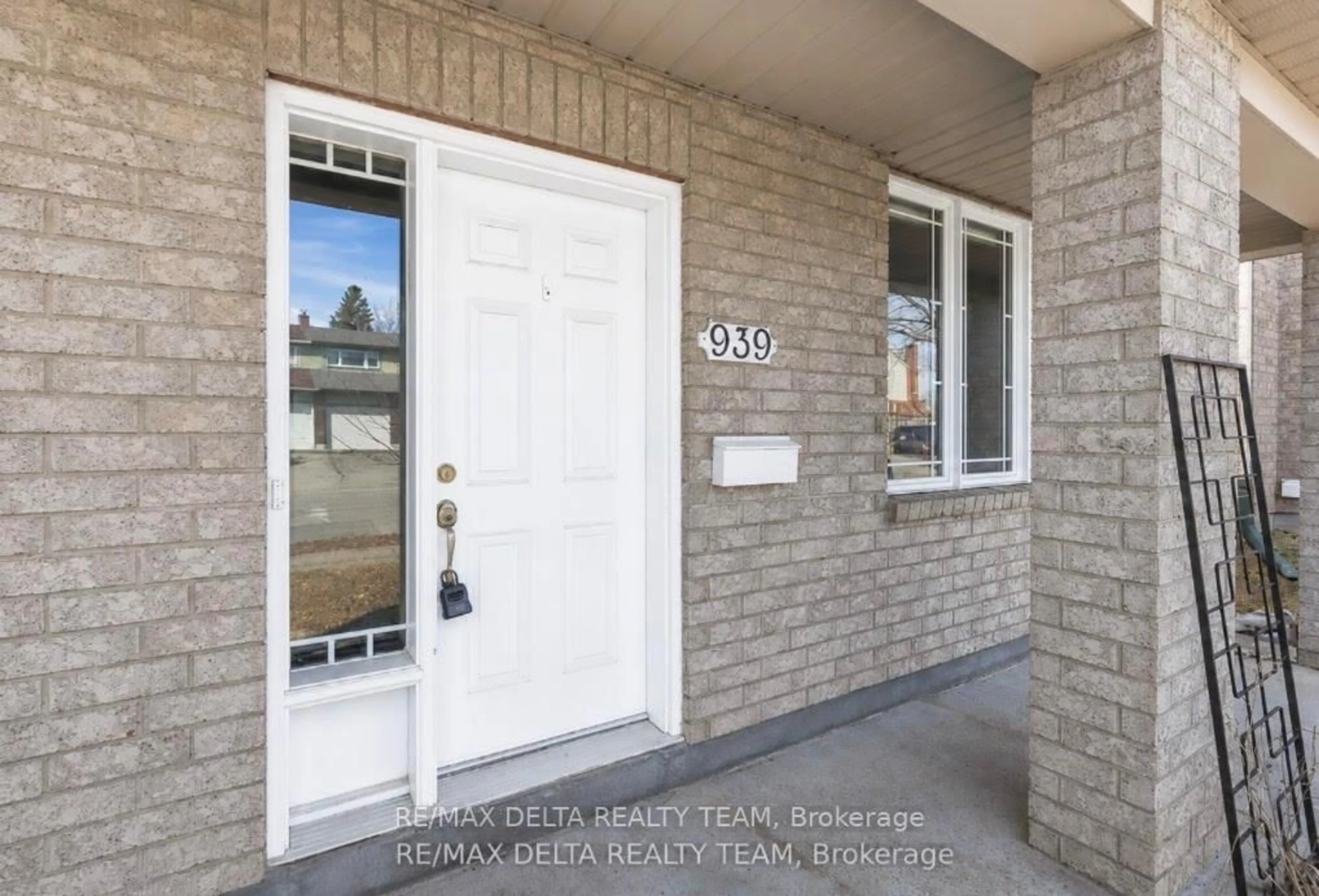 Indoor entryway for 939 Cahill Dr, Ottawa Ontario K1V 2C3