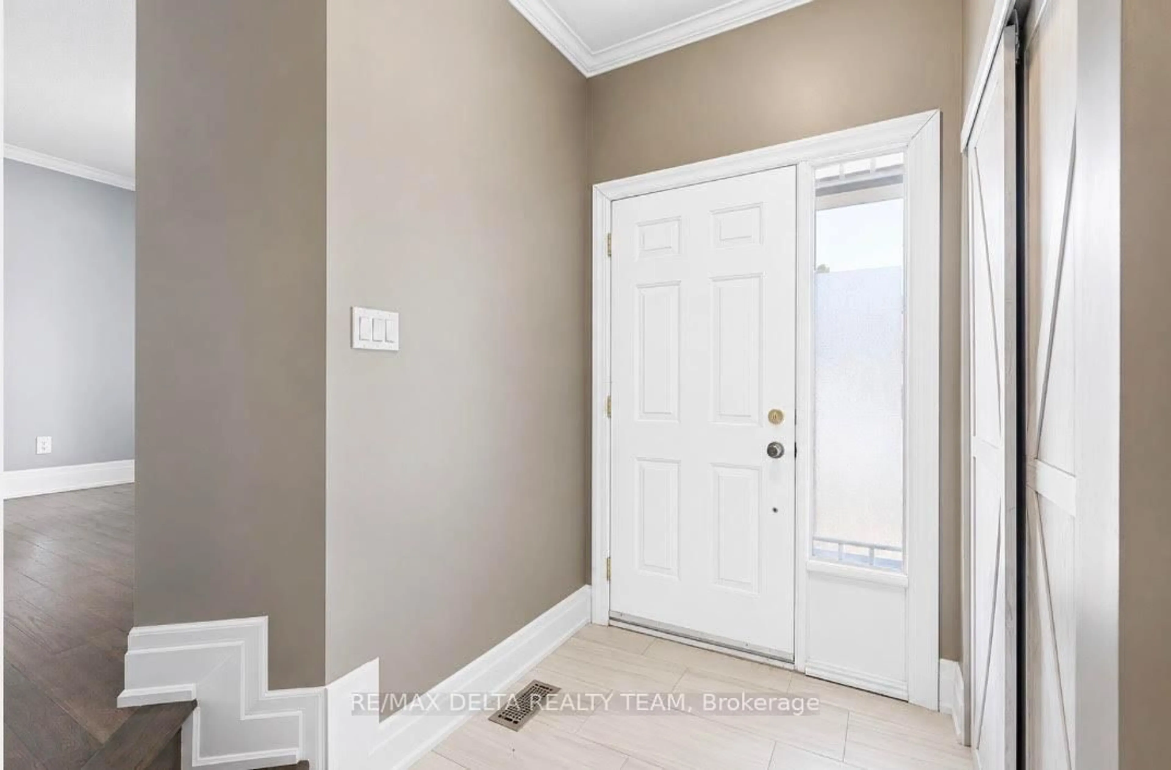Indoor entryway for 939 Cahill Dr, Ottawa Ontario K1V 2C3