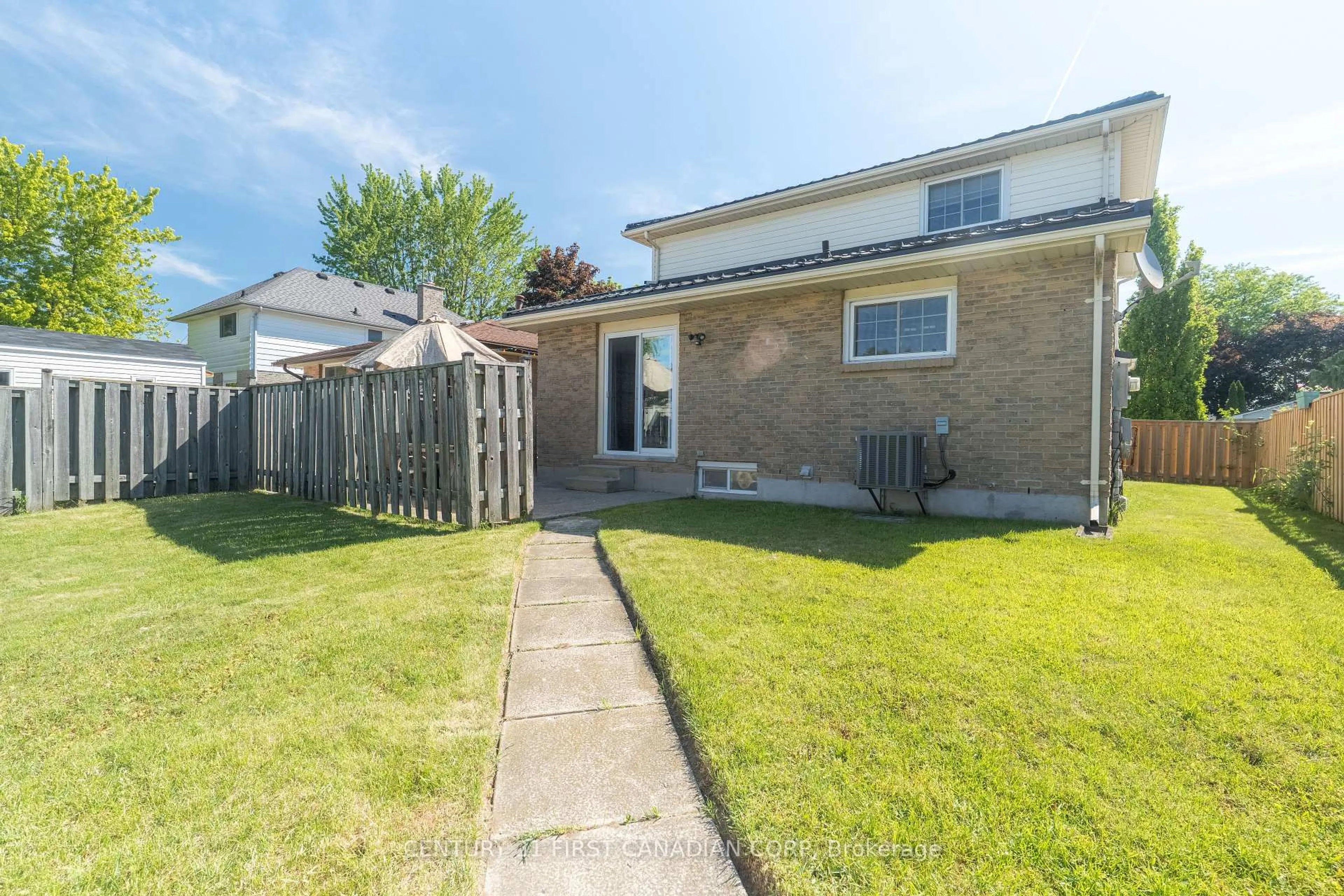 A pic from outside/outdoor area/front of a property/back of a property/a pic from drone, street for 86 Edmunds Cres, London South Ontario N5Z 4J2