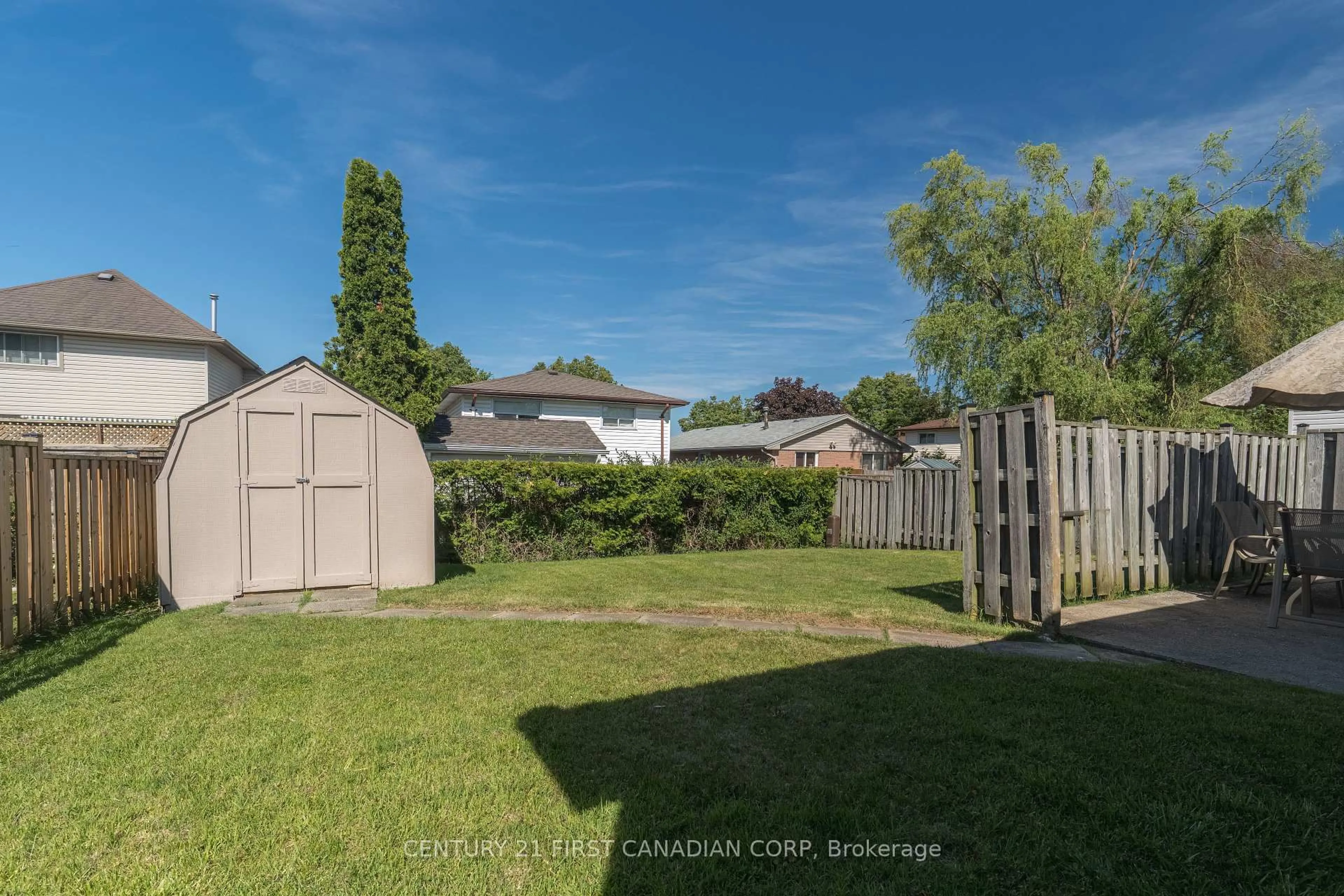 A pic from outside/outdoor area/front of a property/back of a property/a pic from drone, street for 86 Edmunds Cres, London South Ontario N5Z 4J2