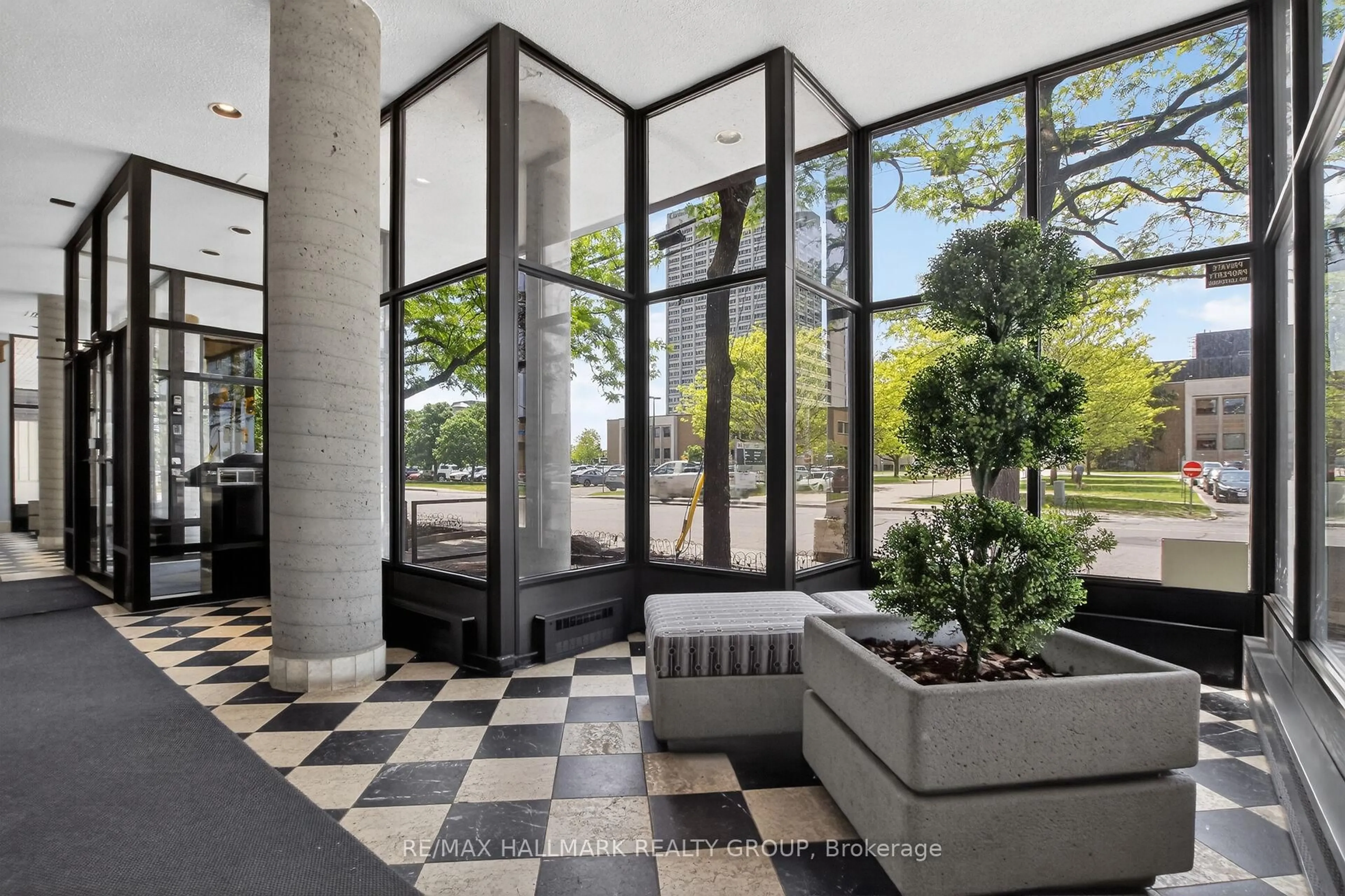 Indoor foyer for 191 Parkdale Ave #602, Ottawa Ontario K1Y 1E8