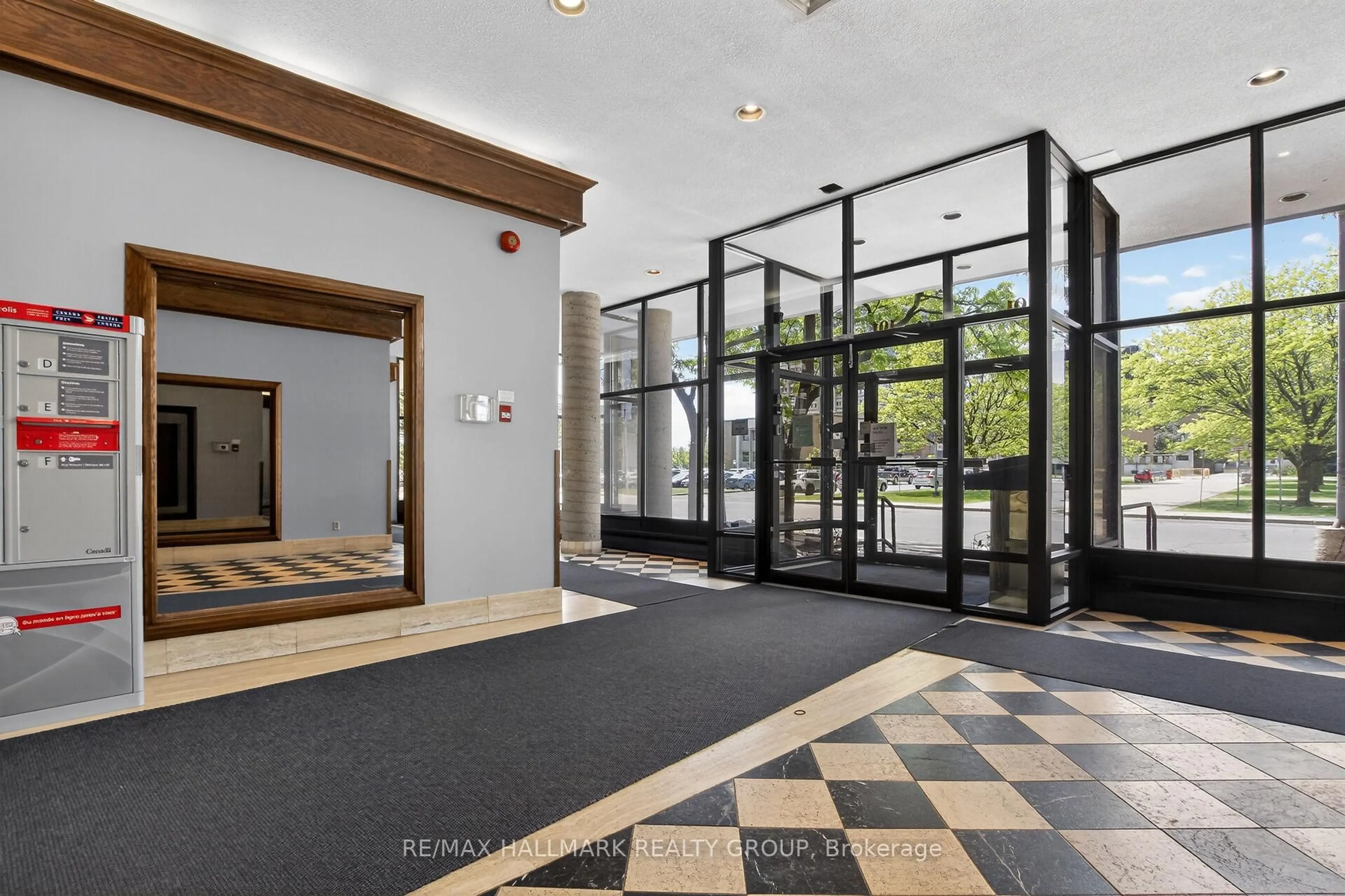 Indoor foyer for 191 Parkdale Ave #602, Ottawa Ontario K1Y 1E8