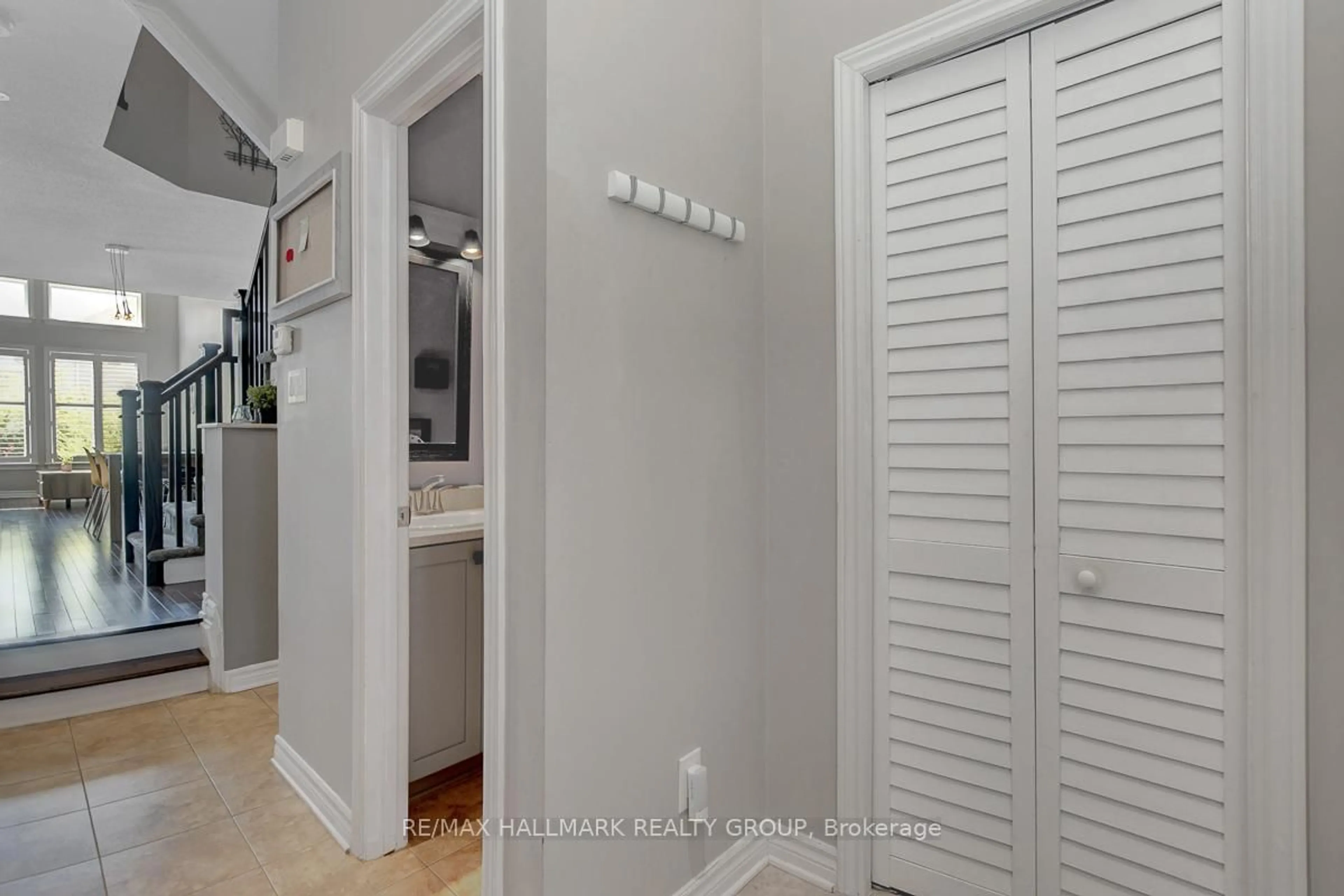 Indoor entryway for 755 Bowercrest Cres, Ottawa Ontario K1V 2M3