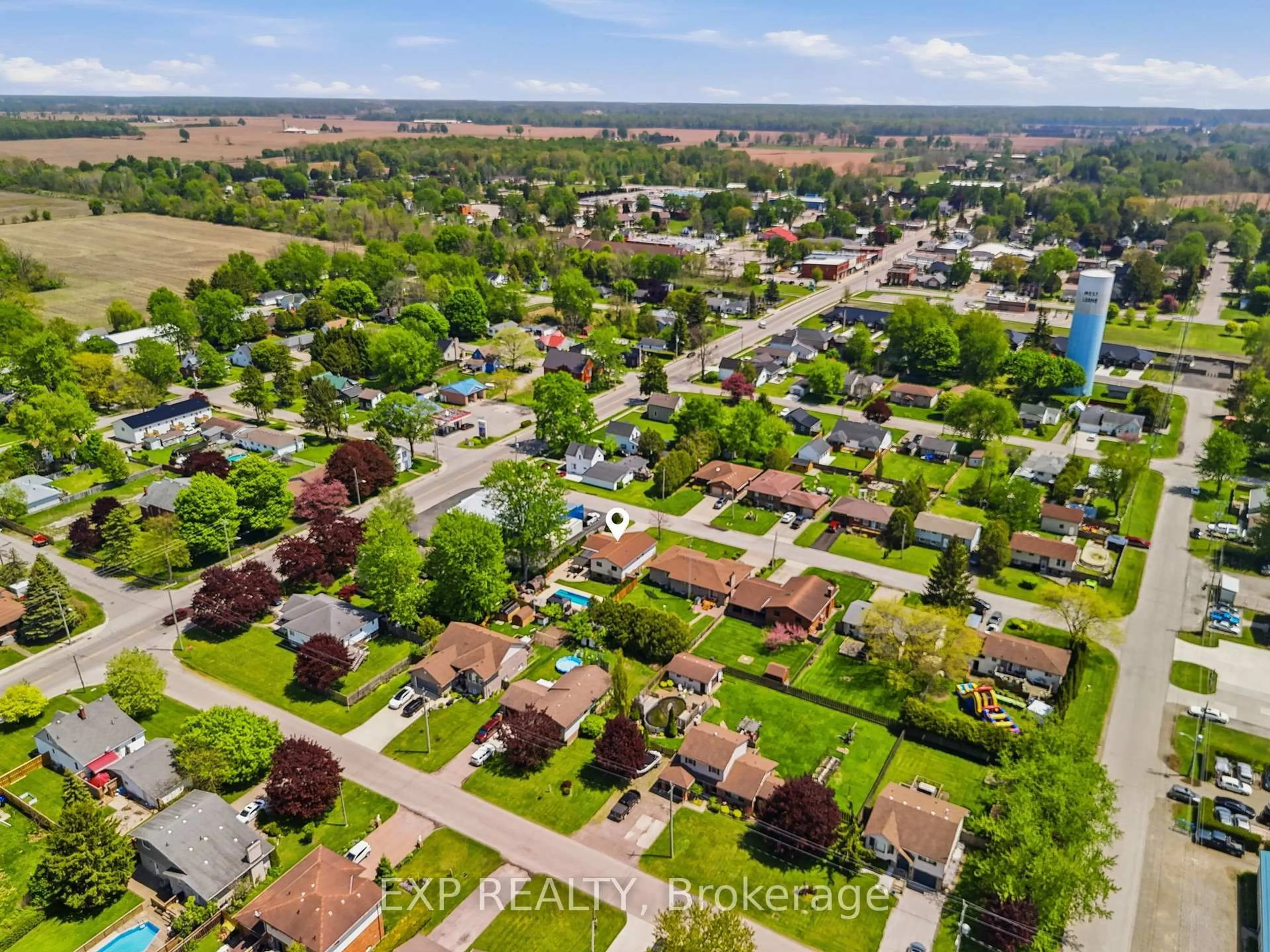A pic from outside/outdoor area/front of a property/back of a property/a pic from drone, street for 271 Anne St, West Elgin Ontario N0L 2P0