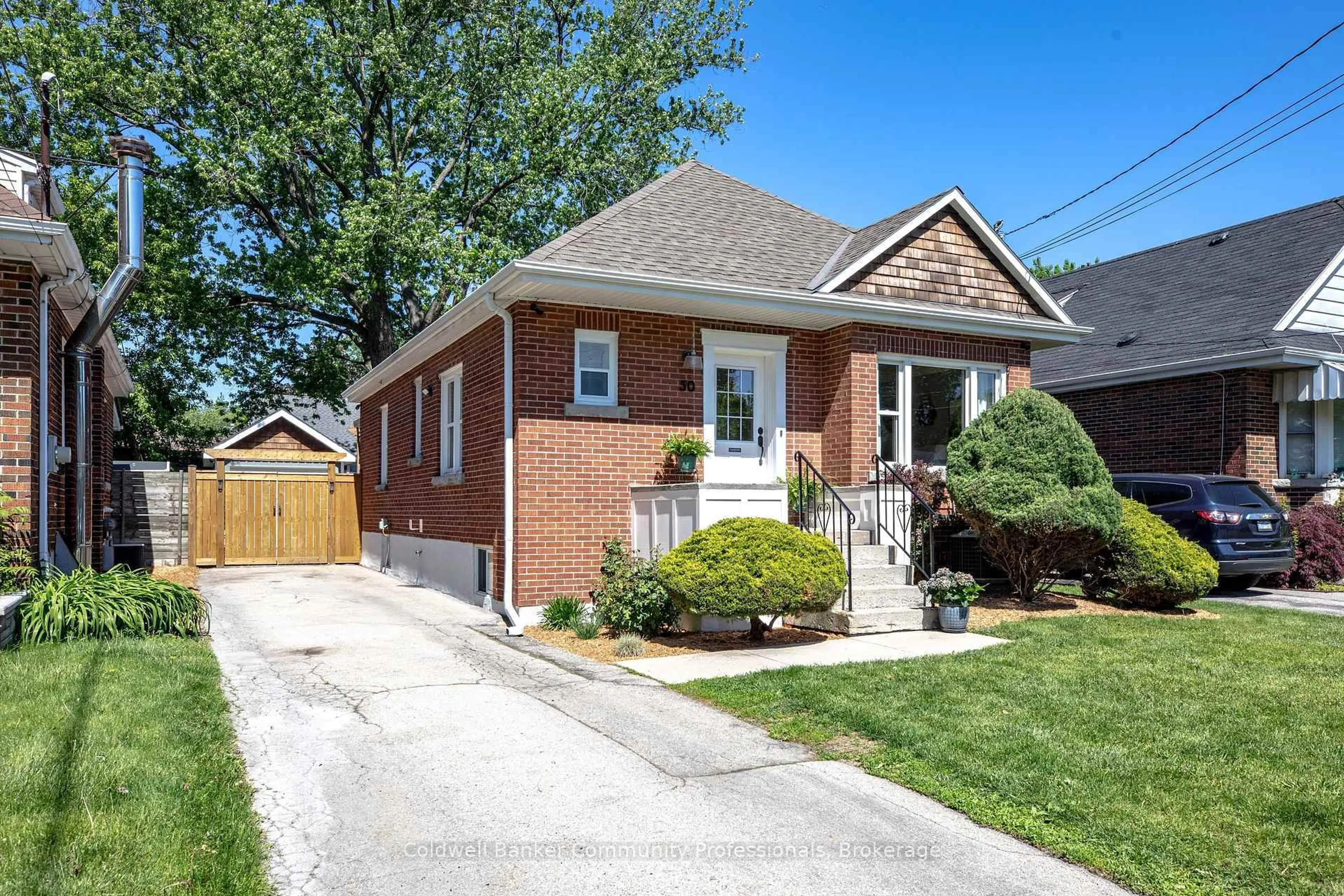 Home with brick exterior material, street for 50 East 36th St, Hamilton Ontario L8V 3Y9