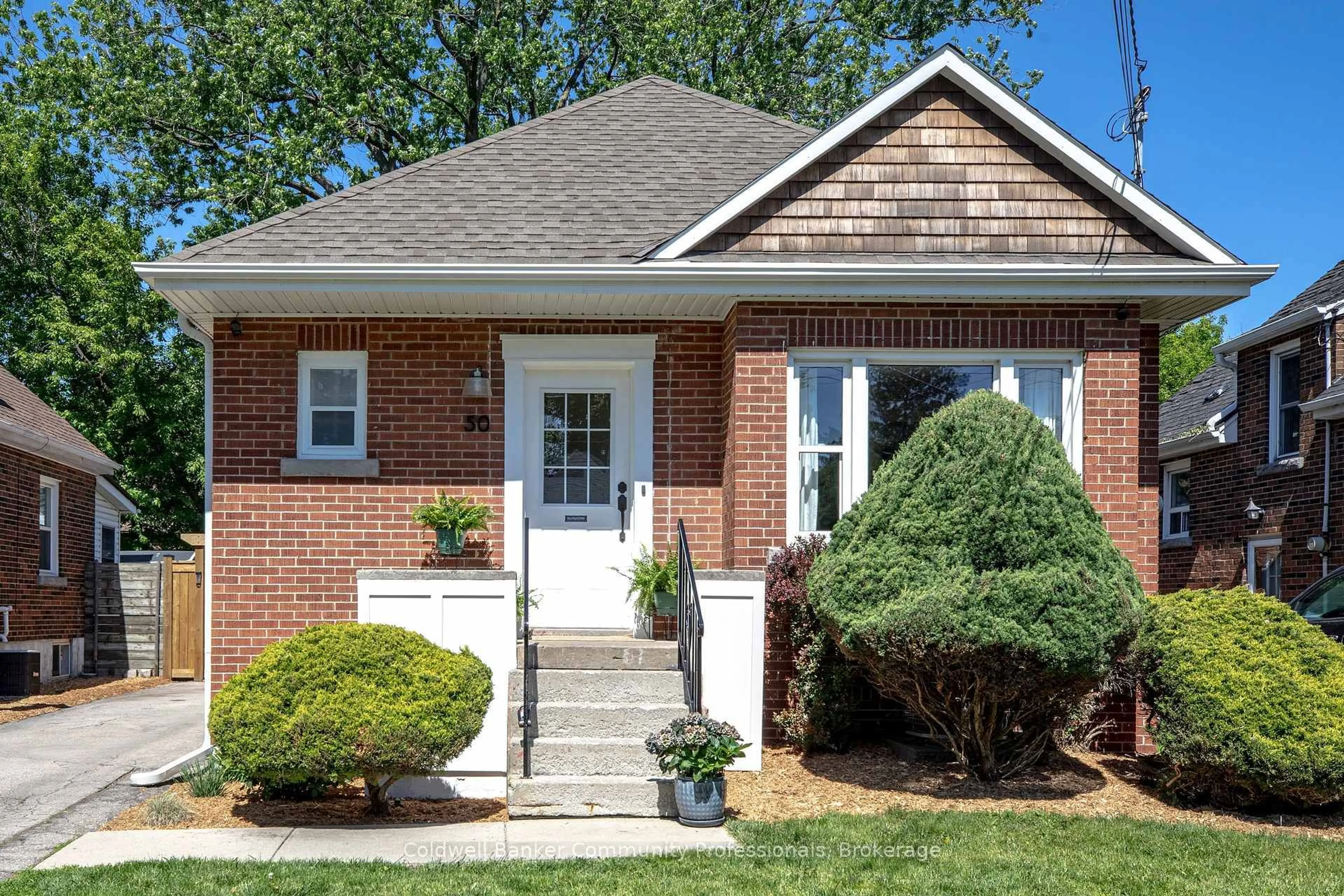 Home with brick exterior material, street for 50 East 36th St, Hamilton Ontario L8V 3Y9