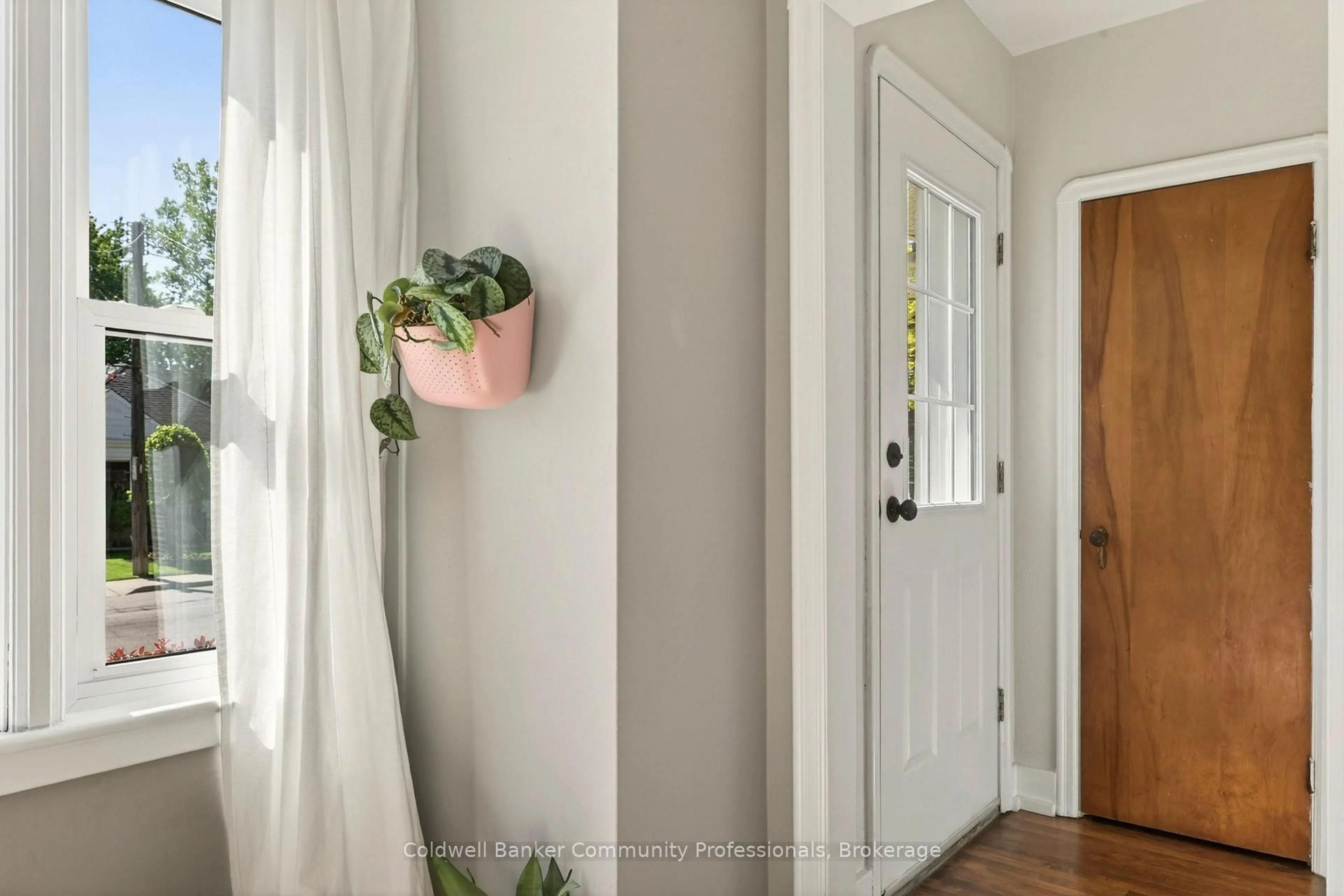 Indoor entryway for 50 East 36th St, Hamilton Ontario L8V 3Y9