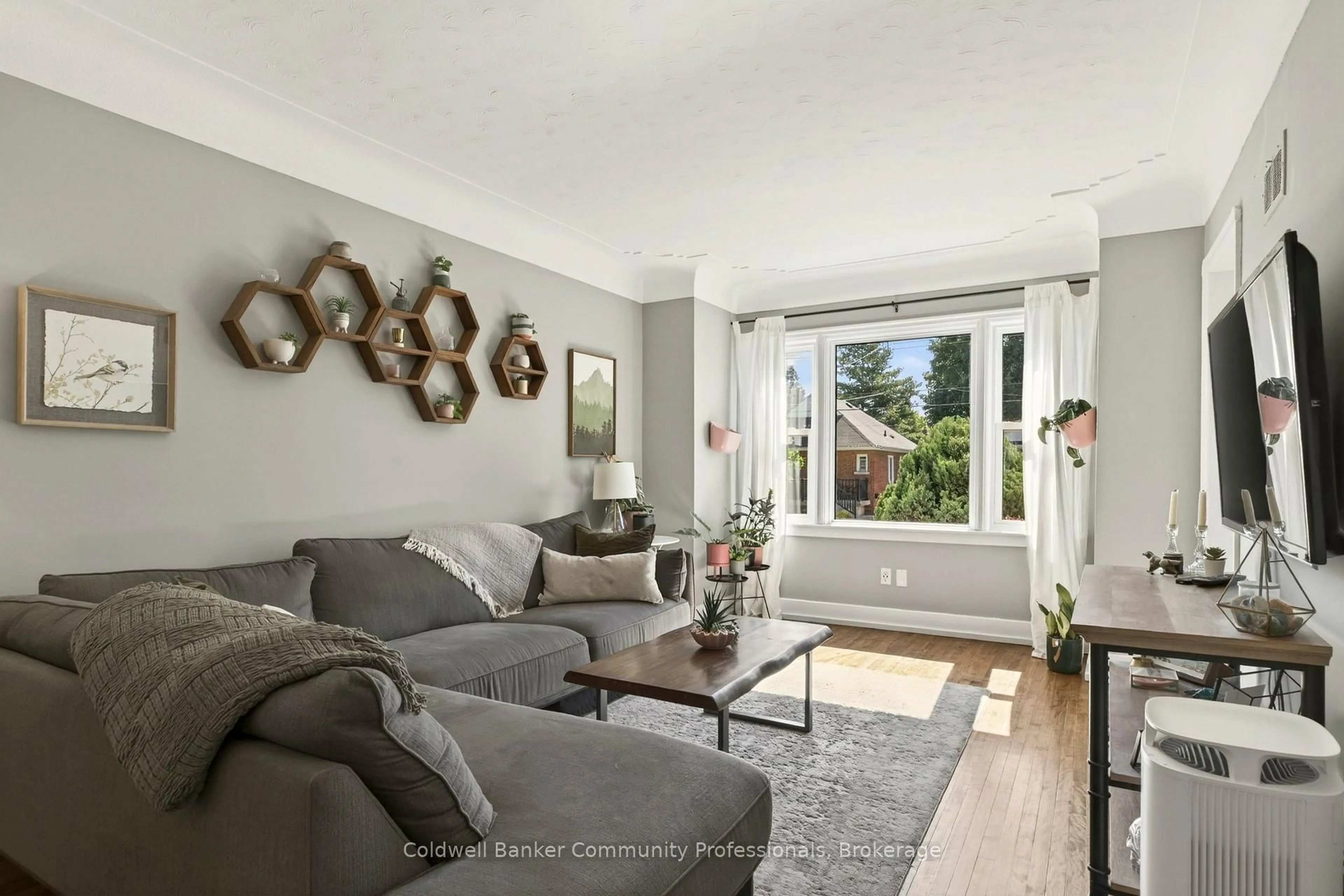 Living room with furniture, unknown for 50 East 36th St, Hamilton Ontario L8V 3Y9