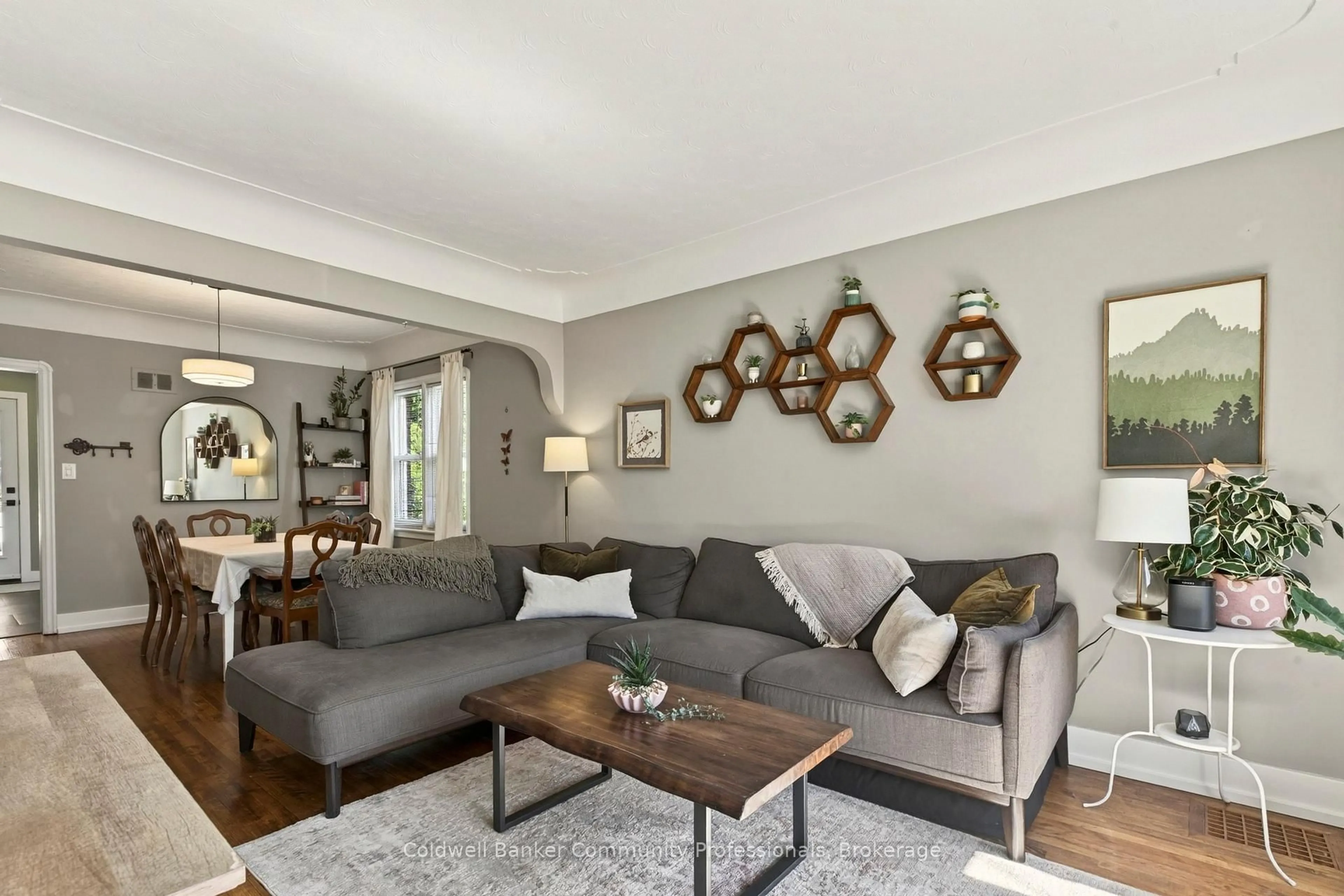 Living room with furniture, wood/laminate floor for 50 East 36th St, Hamilton Ontario L8V 3Y9