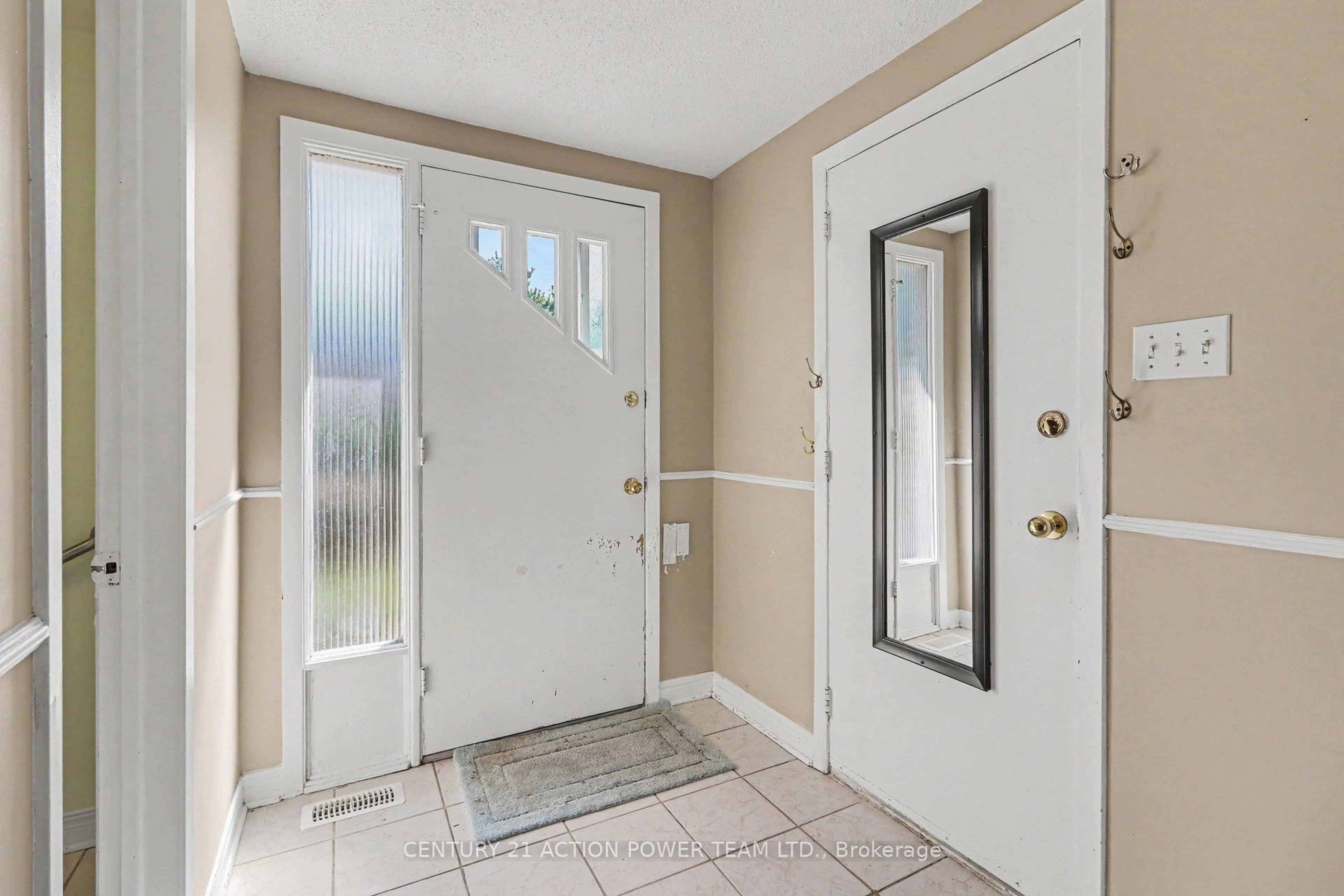 Indoor entryway for 303 Hoylake Cres, Ottawa Ontario K1E 1M1