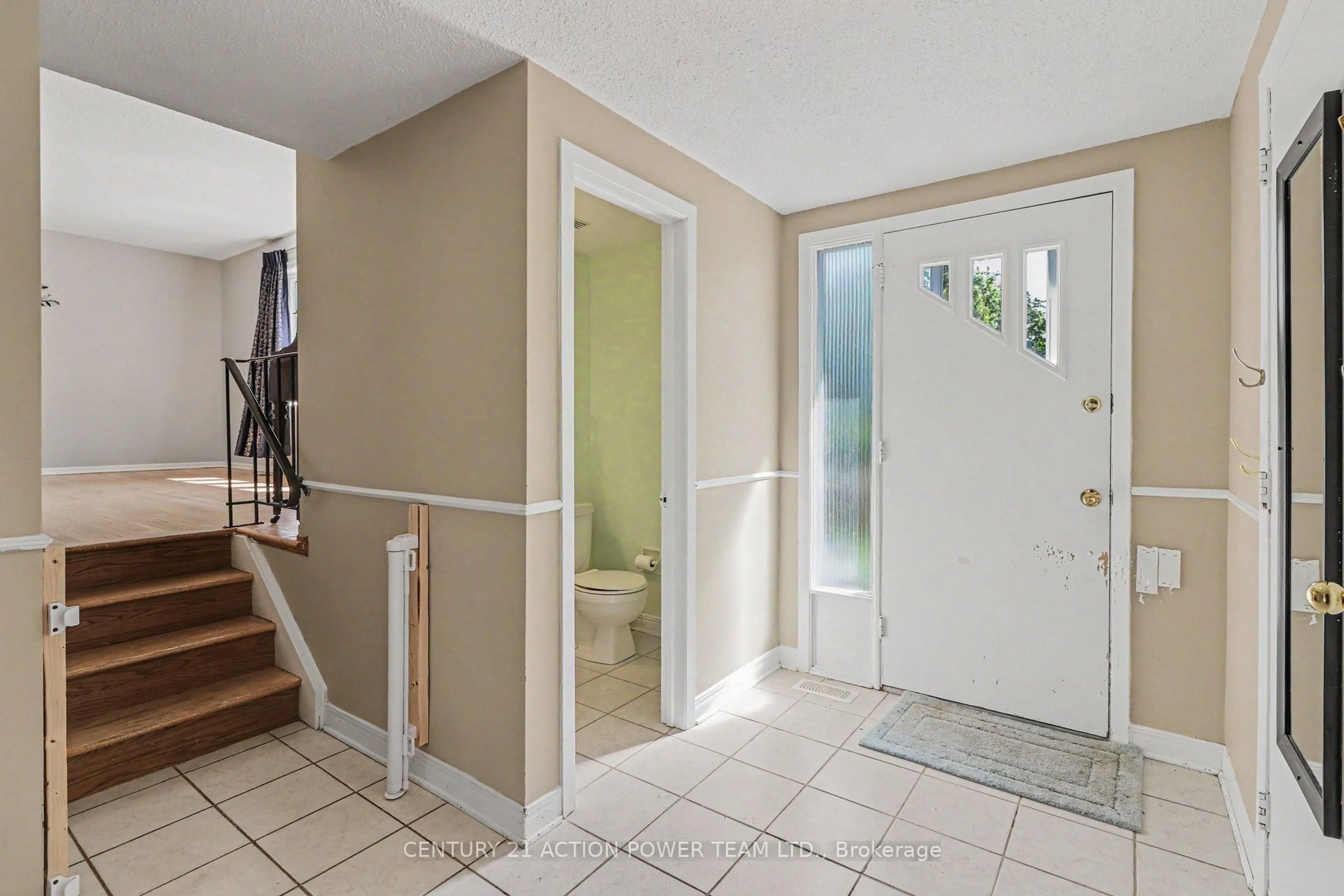 Indoor entryway for 303 Hoylake Cres, Ottawa Ontario K1E 1M1