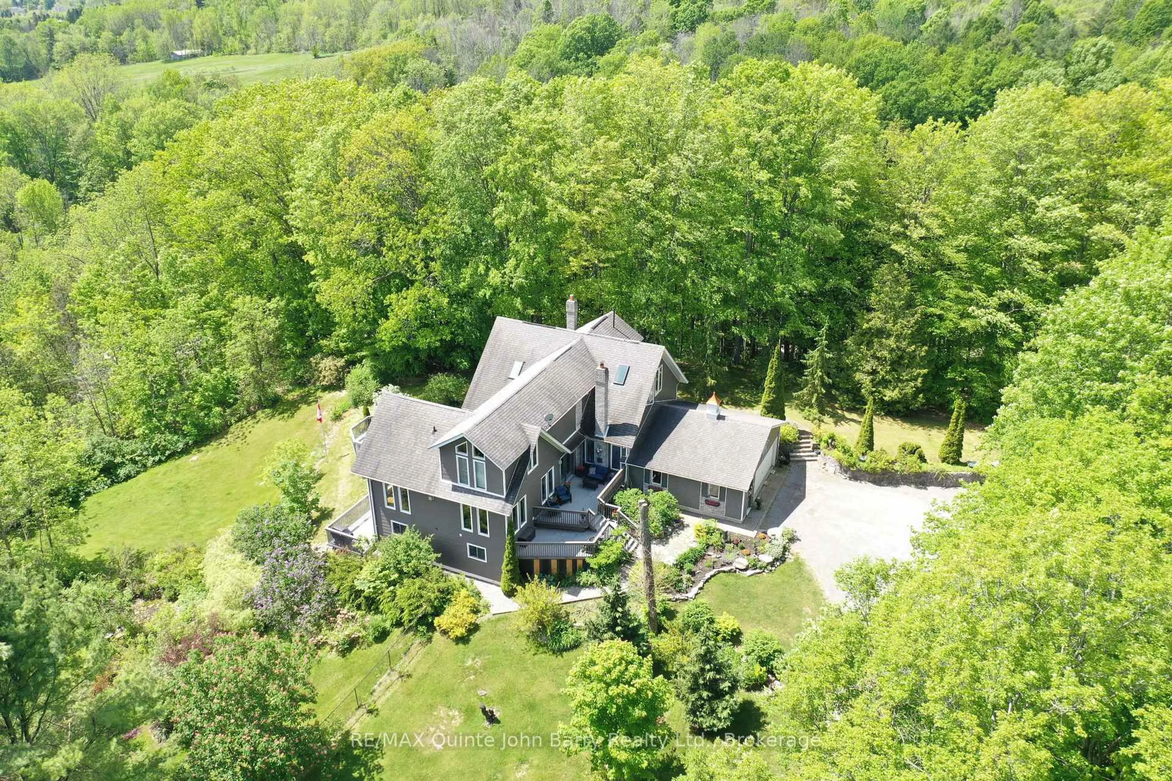 A pic from outside/outdoor area/front of a property/back of a property/a pic from drone, building for 331 Drewery St, Brighton Ontario K0K 1H0