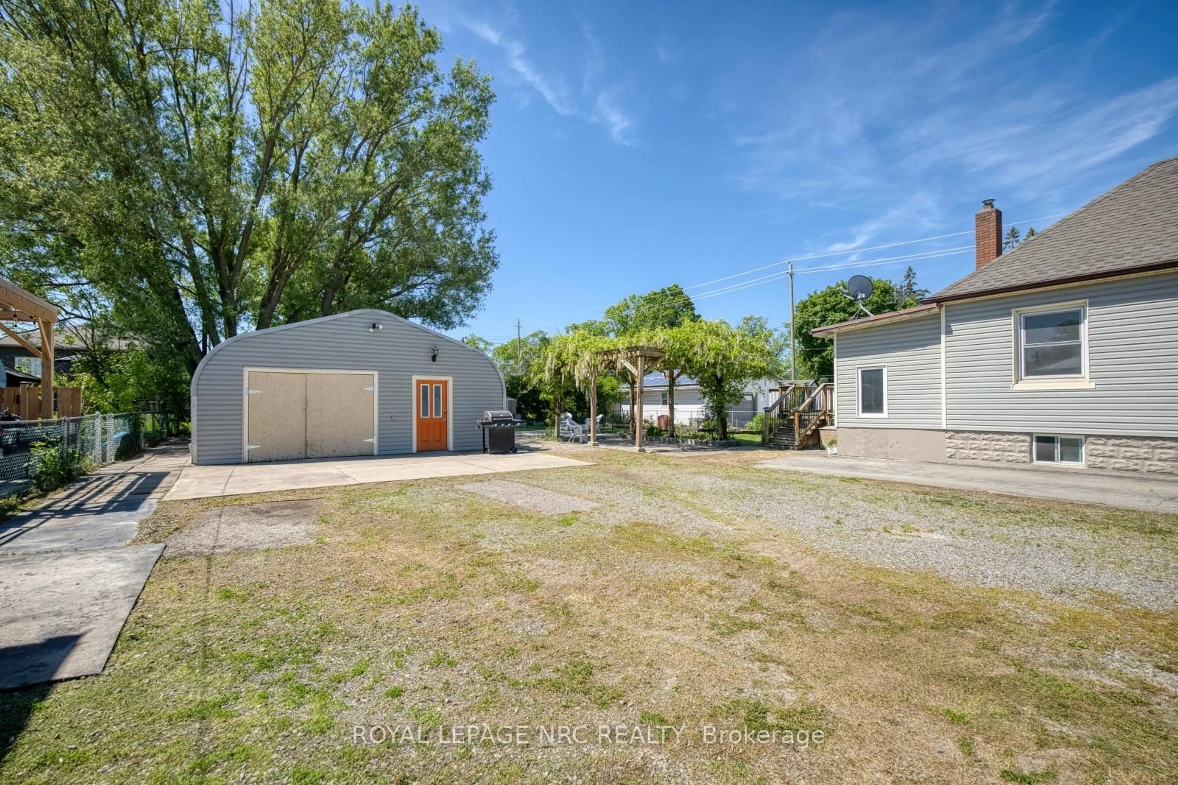 A pic from outside/outdoor area/front of a property/back of a property/a pic from drone, street for 17 HURON St, Welland Ontario L3B 5J2