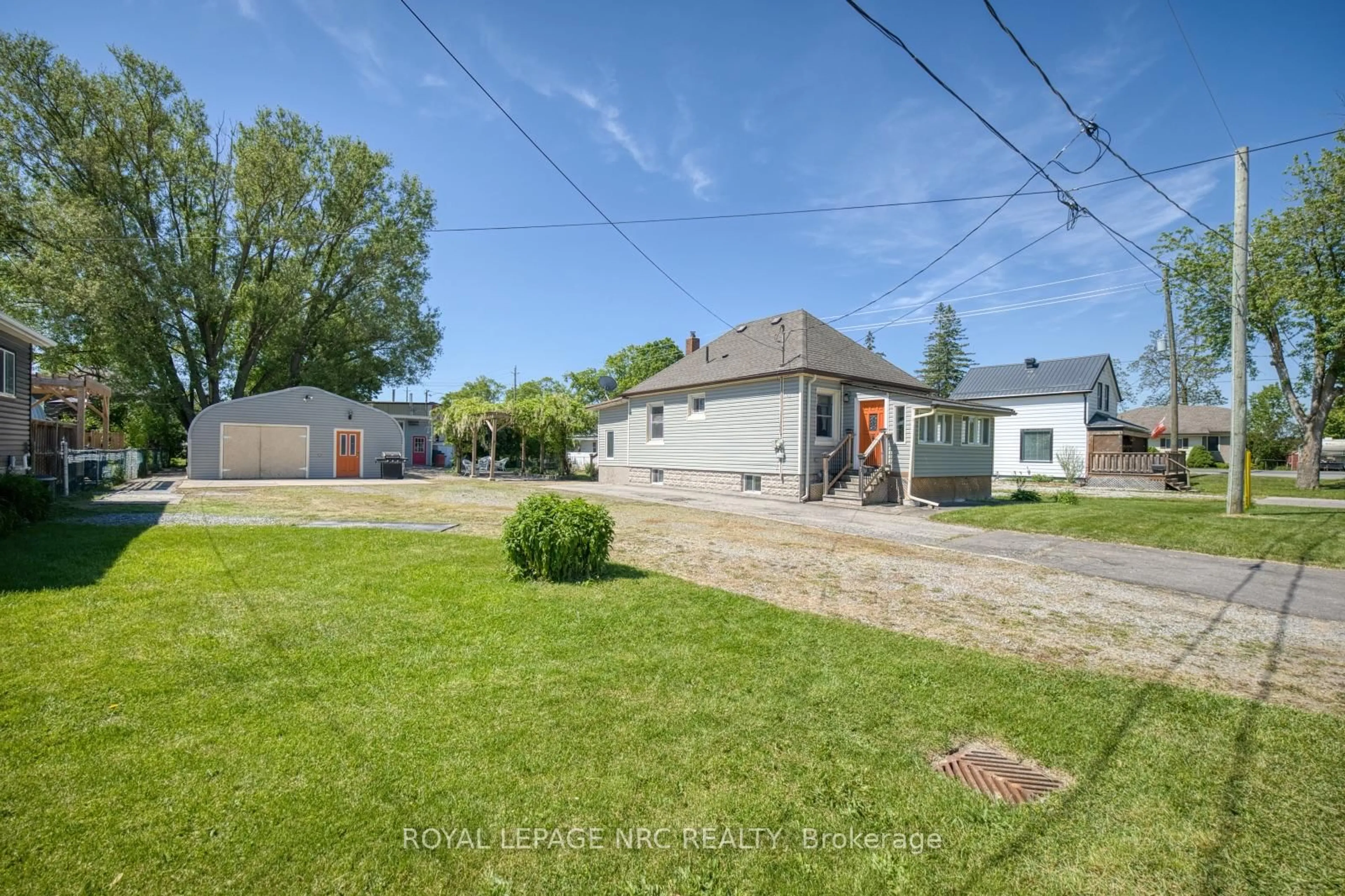 A pic from outside/outdoor area/front of a property/back of a property/a pic from drone, street for 17 HURON St, Welland Ontario L3B 5J2