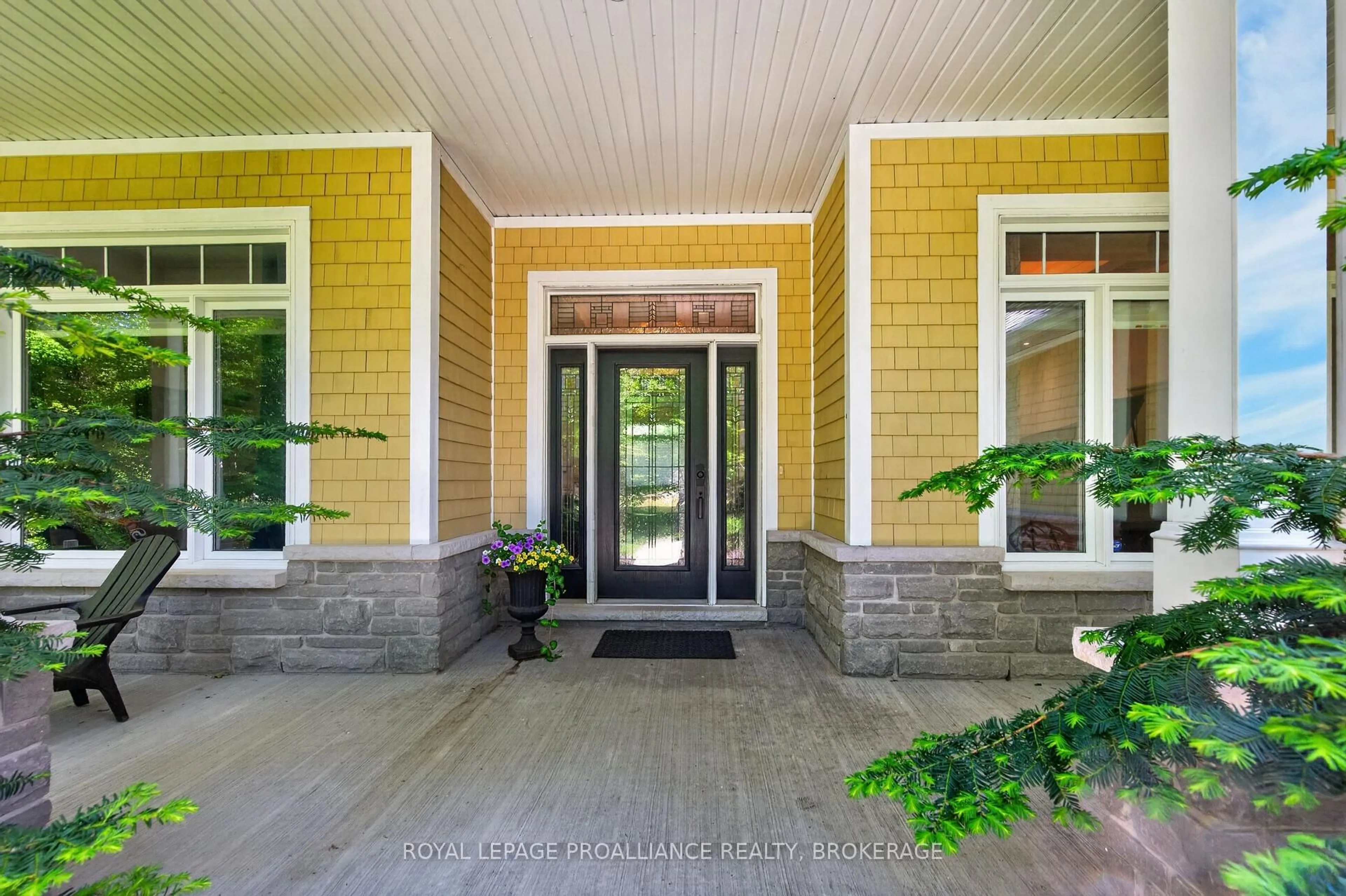 Indoor entryway for 175 Deer Creek Dr, Mcdonalds Corners Ontario K0H 1M0
