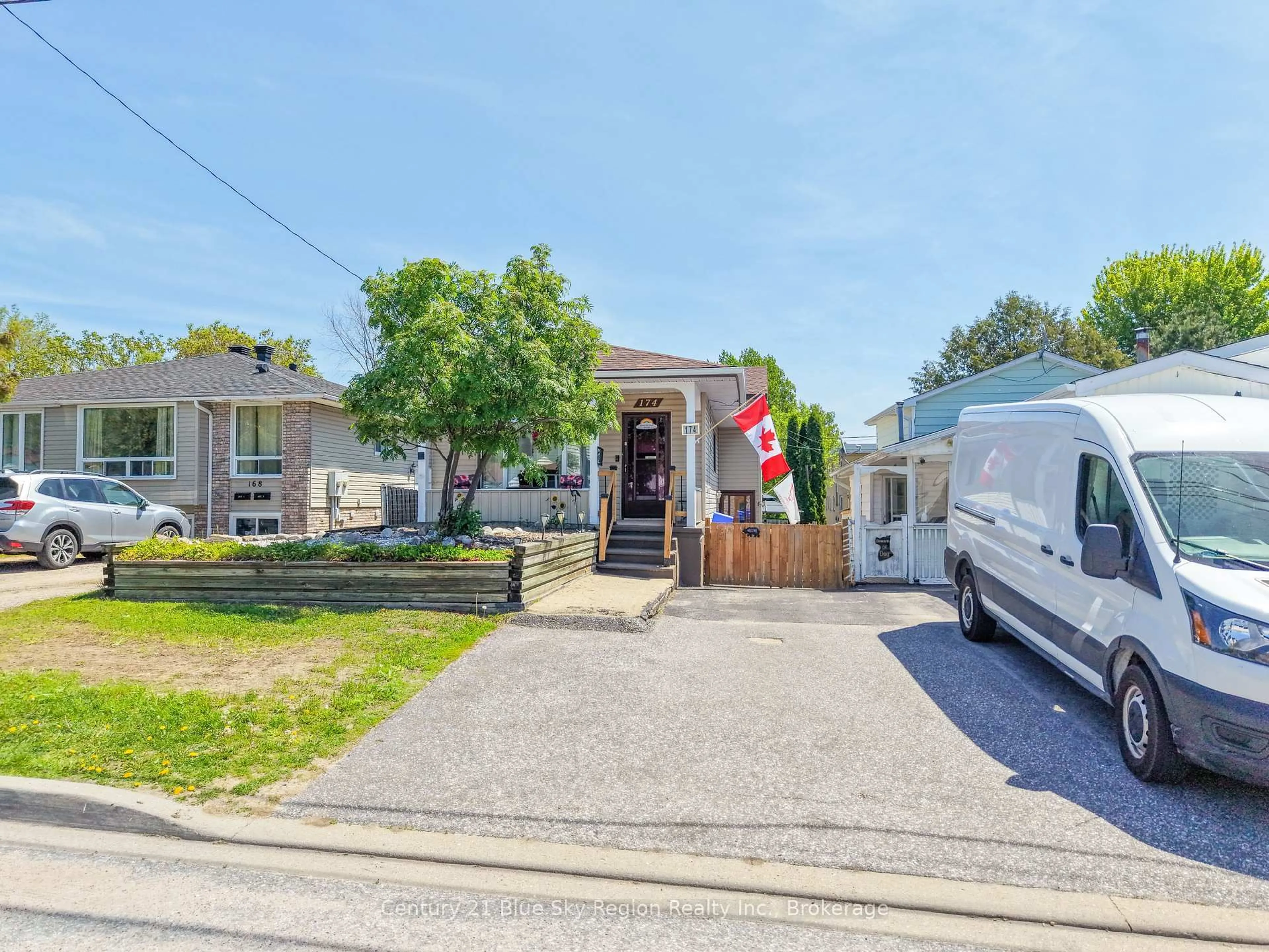 A pic from outside/outdoor area/front of a property/back of a property/a pic from drone, street for 174 Princess St, North Bay Ontario P1B 1P7