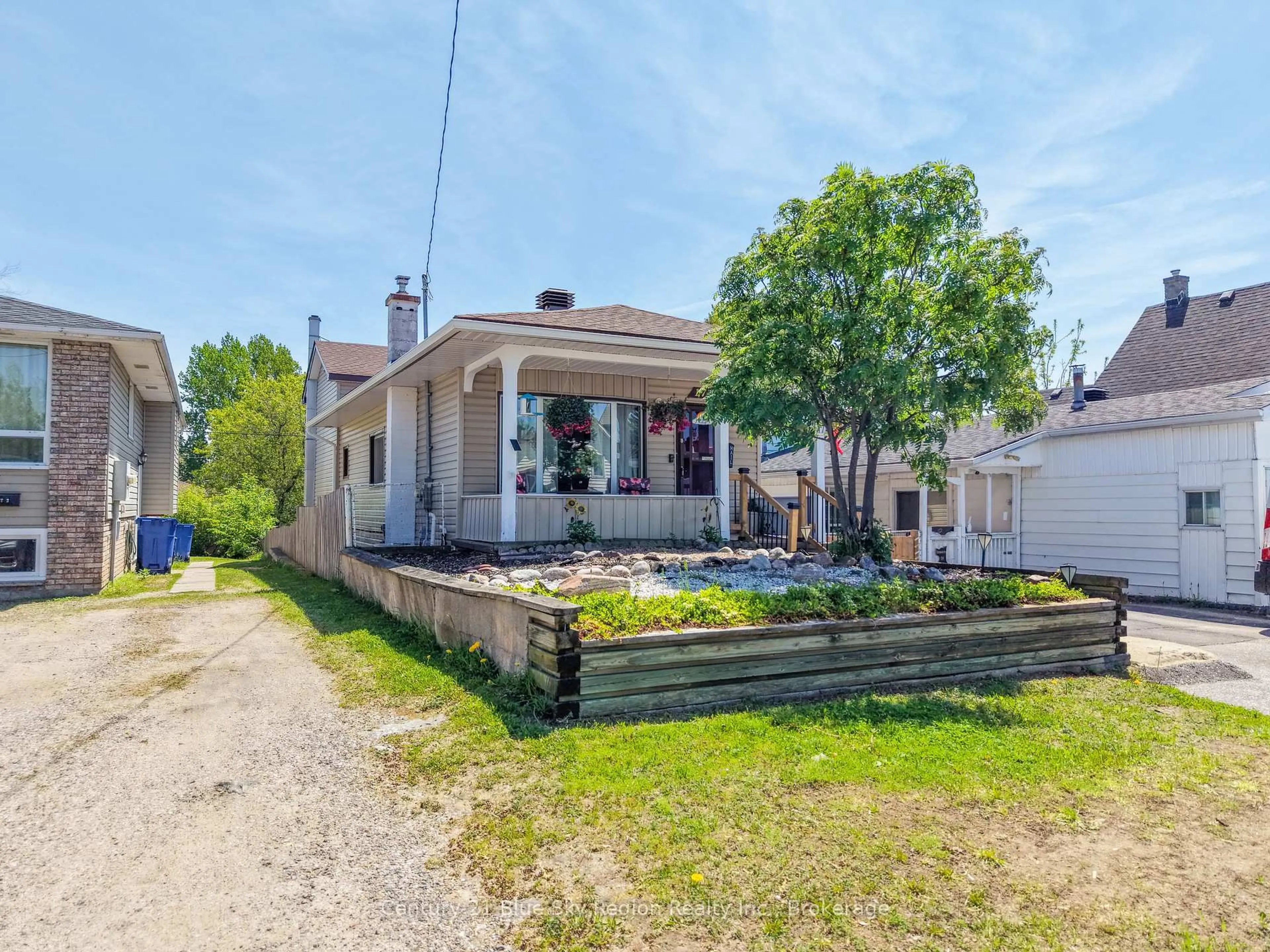 A pic from outside/outdoor area/front of a property/back of a property/a pic from drone, street for 174 Princess St, North Bay Ontario P1B 1P7