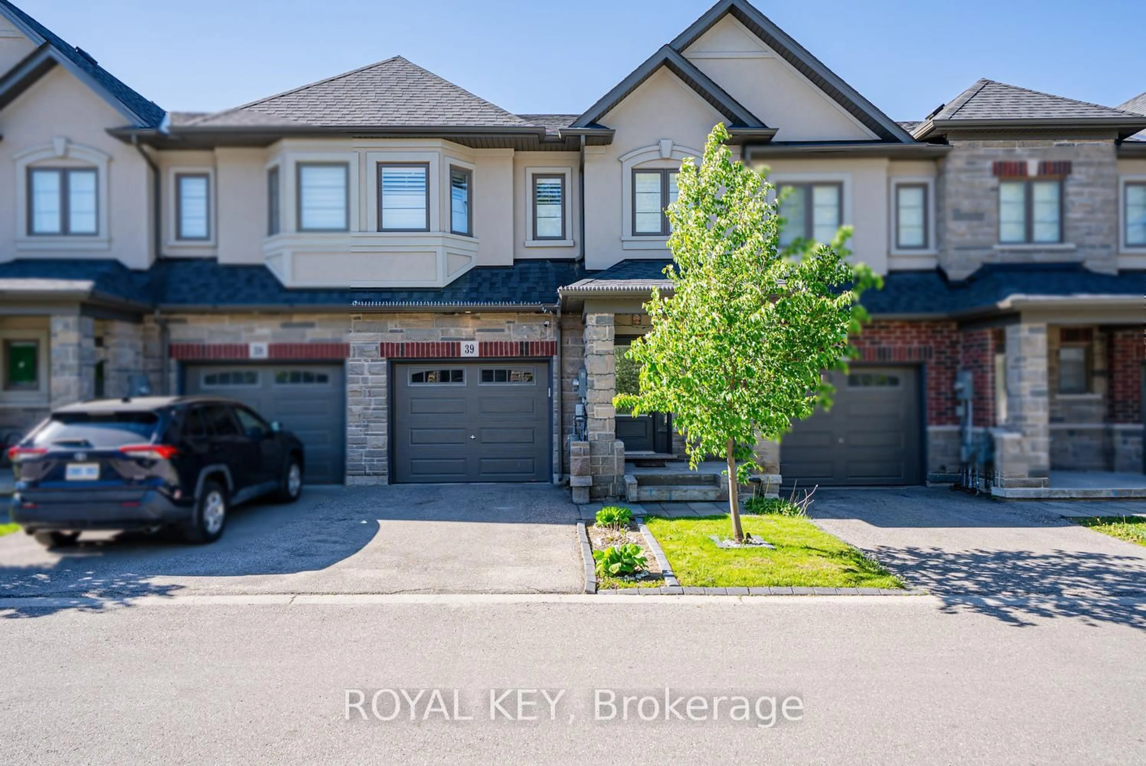 A pic from outside/outdoor area/front of a property/back of a property/a pic from drone, street for 324 Equestrian Way #39, Cambridge Ontario N3E 0C1
