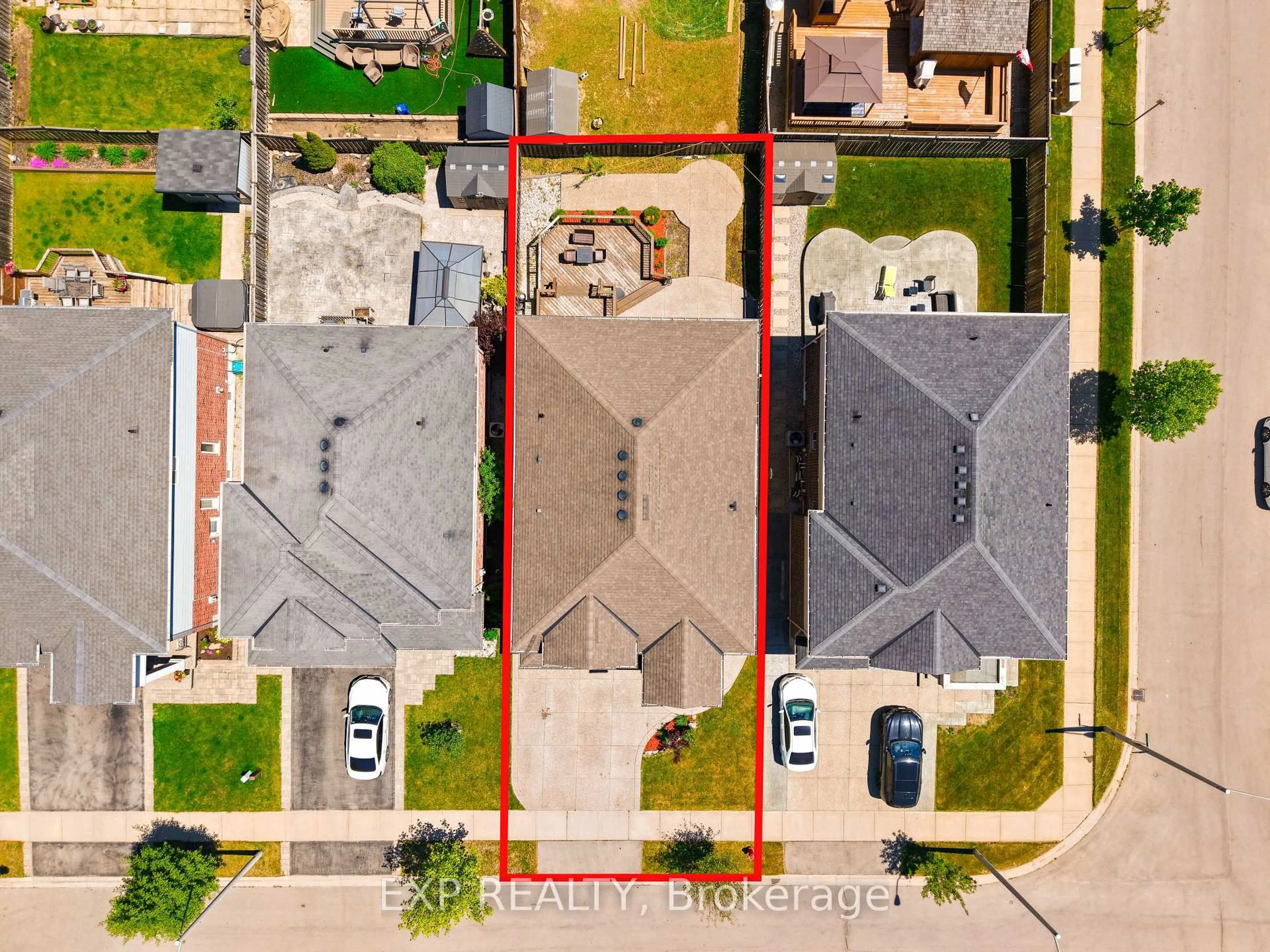 A pic from outside/outdoor area/front of a property/back of a property/a pic from drone, street for 92 Desoto Dr, Hamilton Ontario L9A 0B5