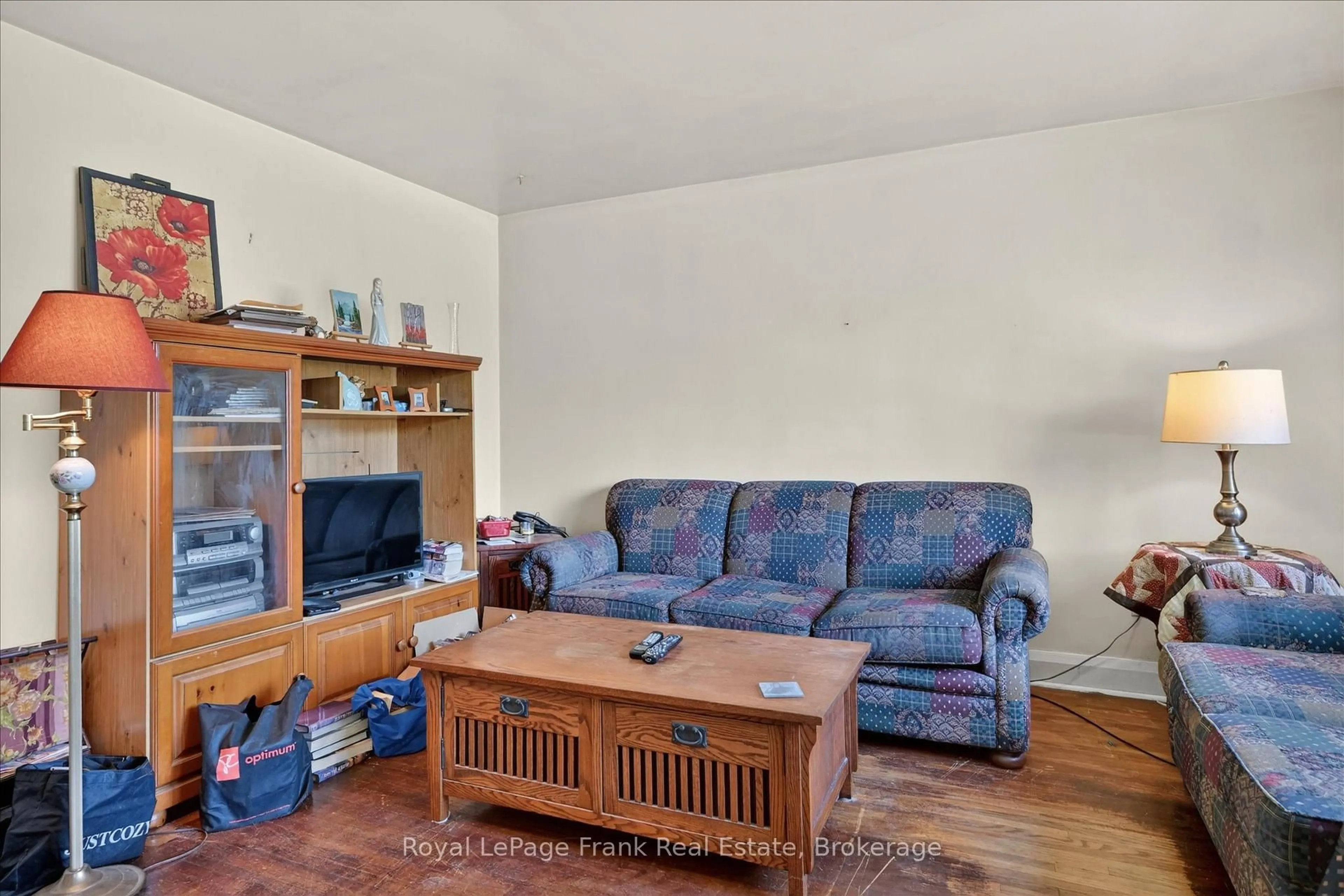 Living room with furniture, wood/laminate floor for 569 Steele Ave, Peterborough Ontario K9J 5A2