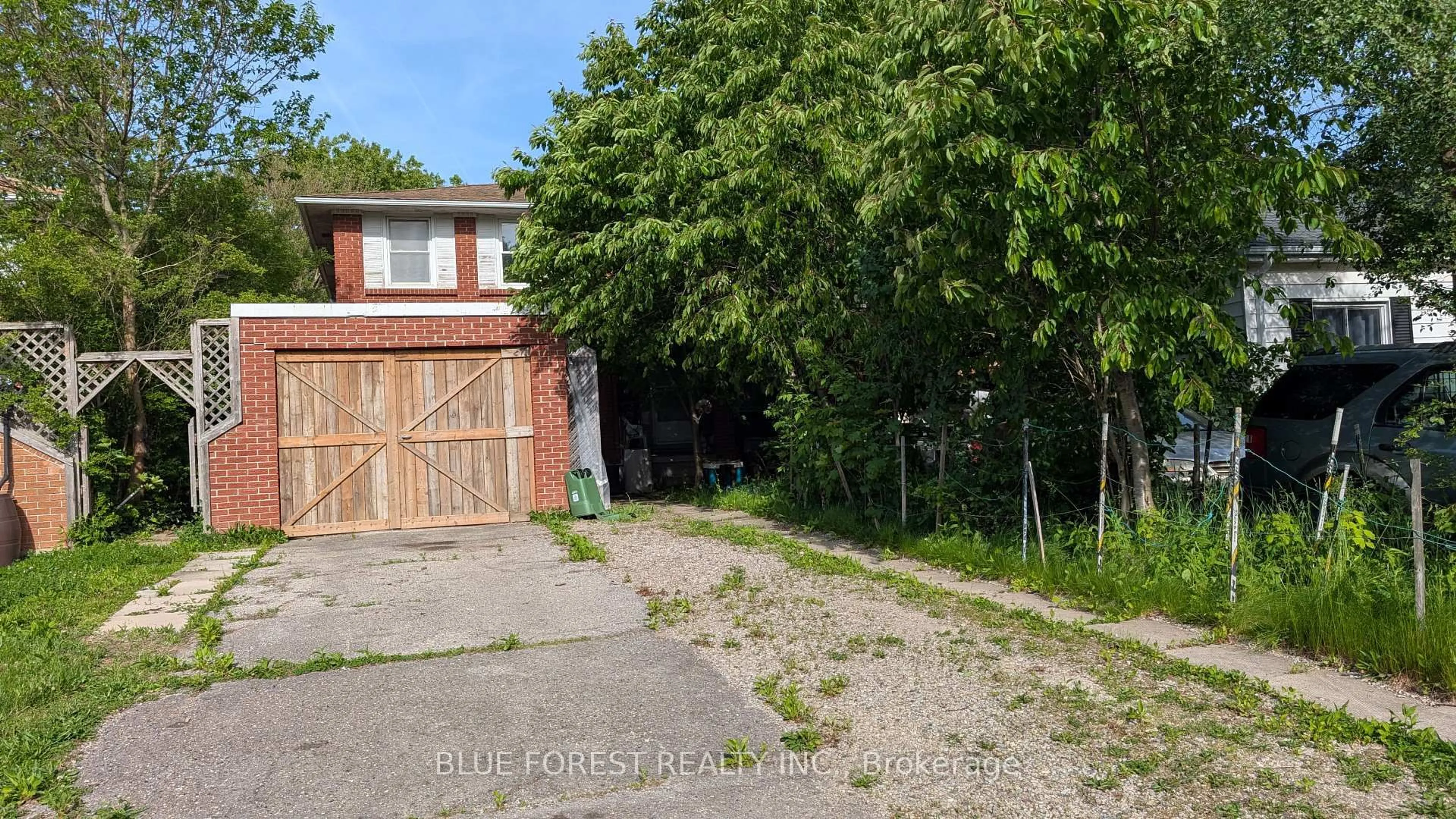 A pic from outside/outdoor area/front of a property/back of a property/a pic from drone, street for 112 Marlborough Ave, London South Ontario N5Z 3S6