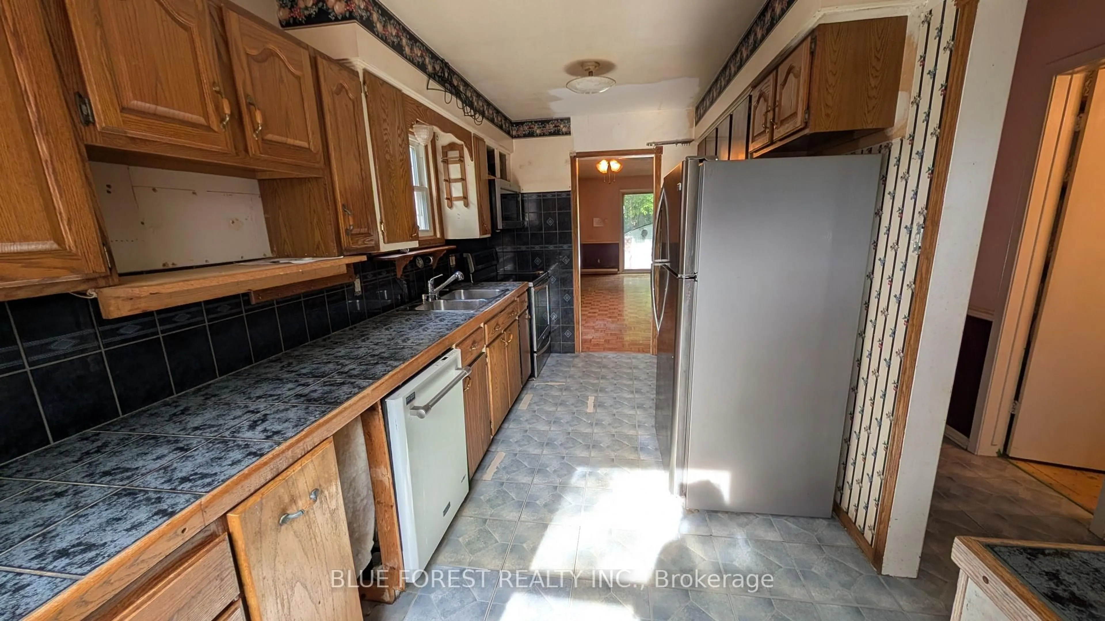 Standard kitchen, ceramic/tile floor for 112 Marlborough Ave, London South Ontario N5Z 3S6